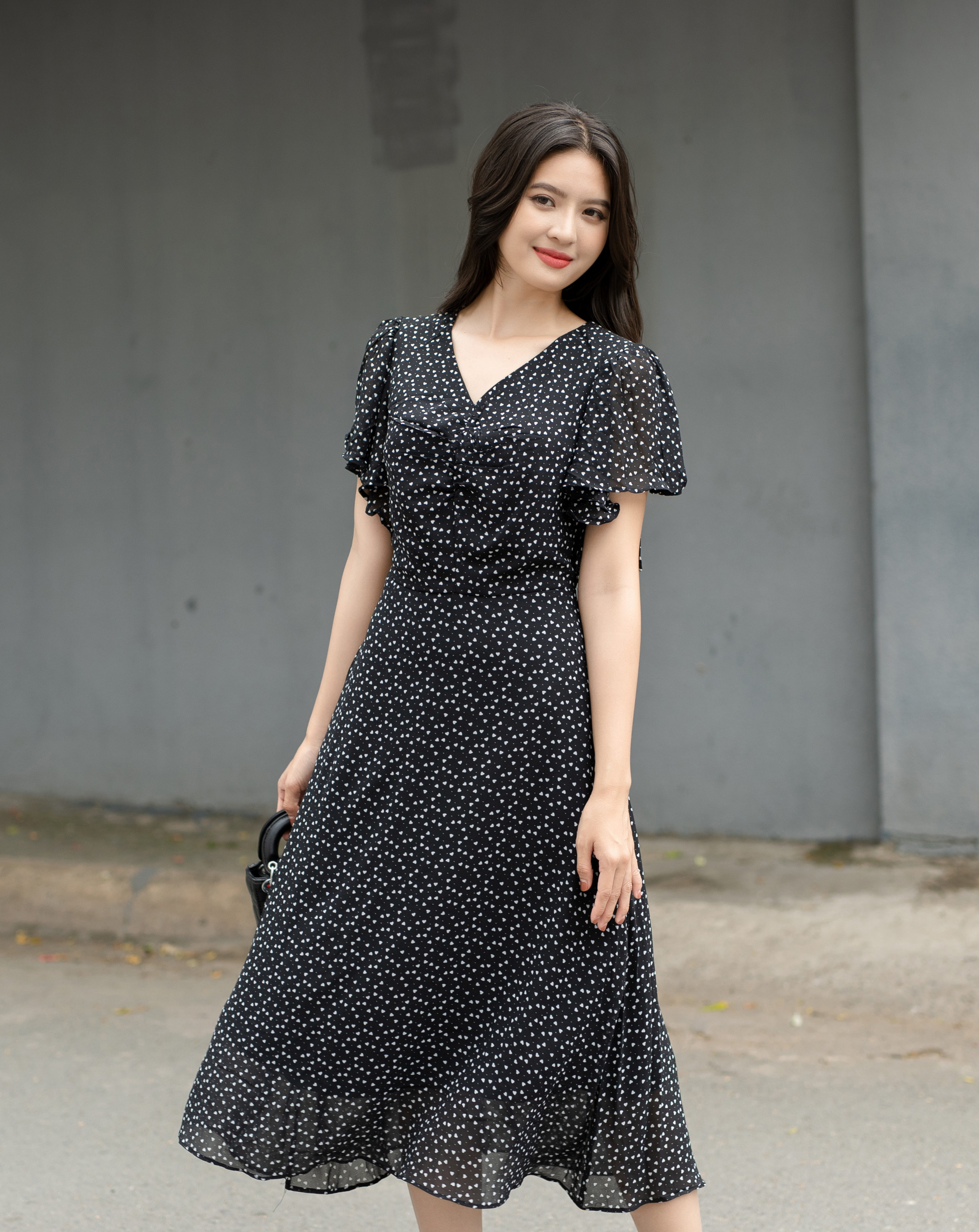 Đầm midi họa tiết tim nhí cổ V phối ren lưng_thumbnail_3