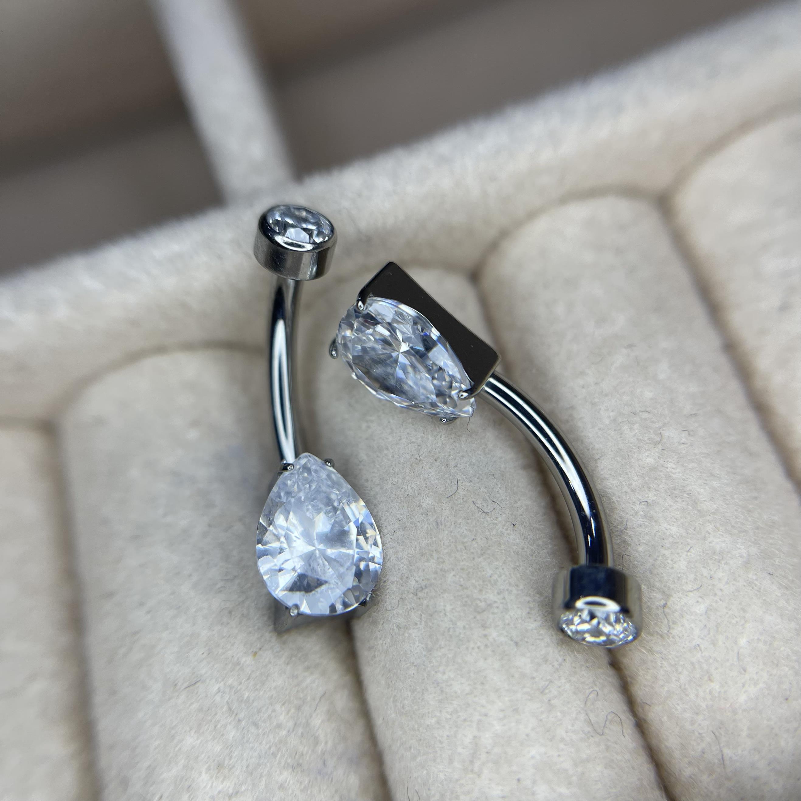 Rốn Titan hai đầu kim cương trắng charm giọt nước