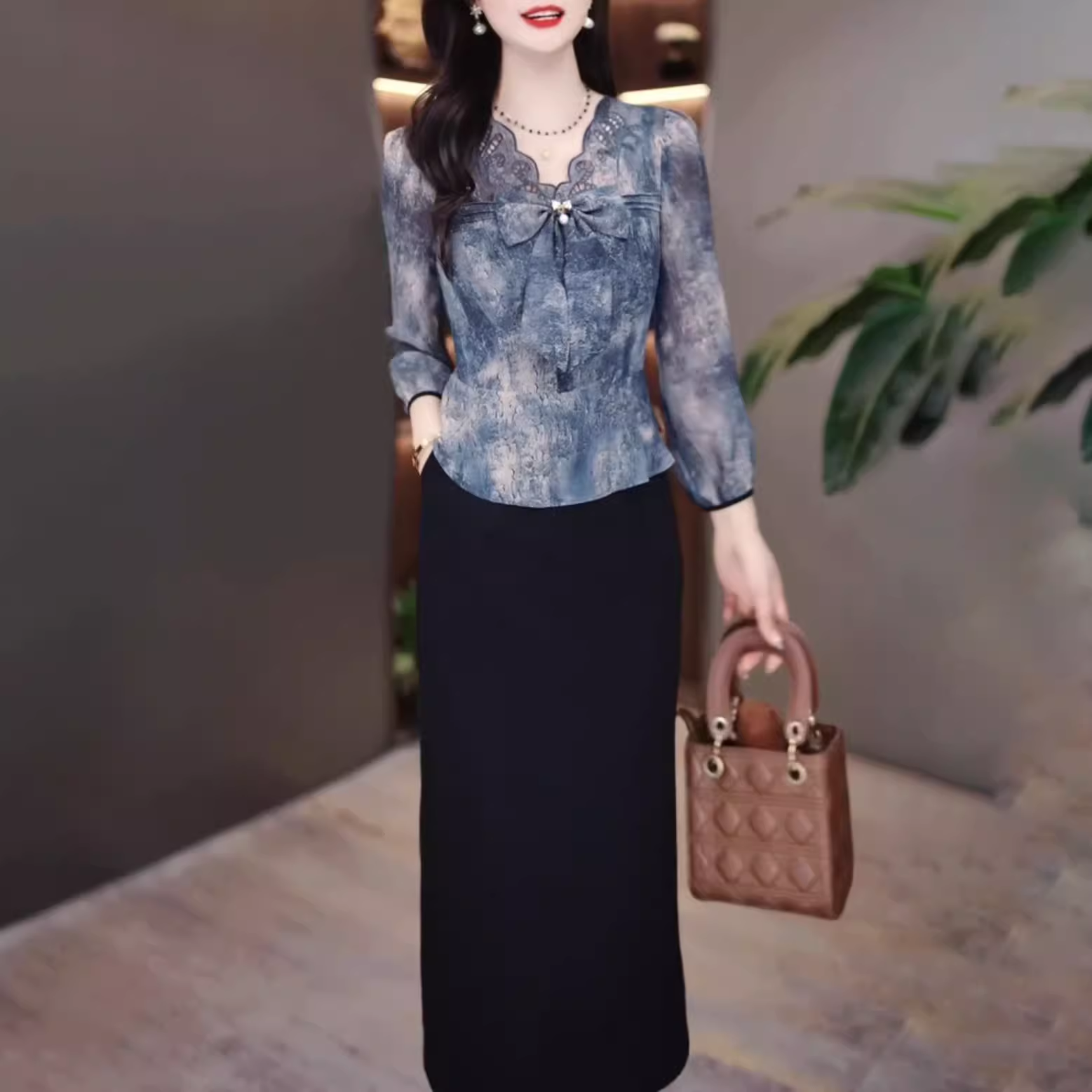 18095-Đầm liền phối voan hoạ tiết loang màu cổ thắt nơ cách điệu ( voan, lụa)