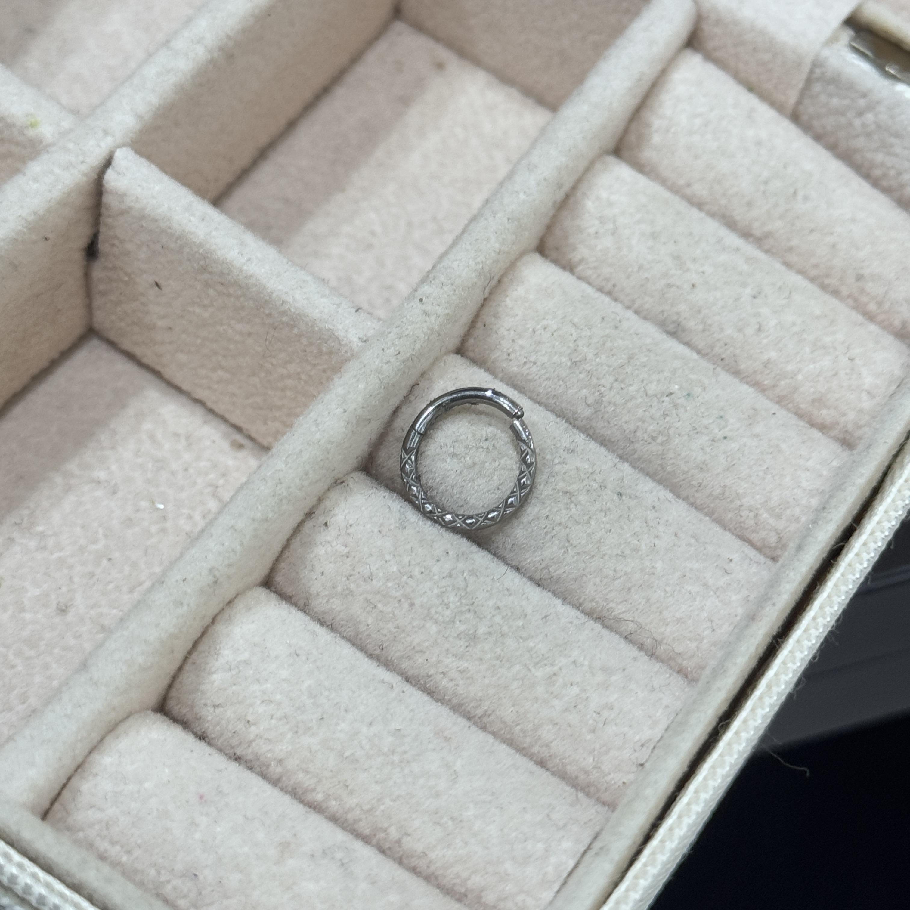 Khuyên bật khớp titan răn cưa._thumbnail_1