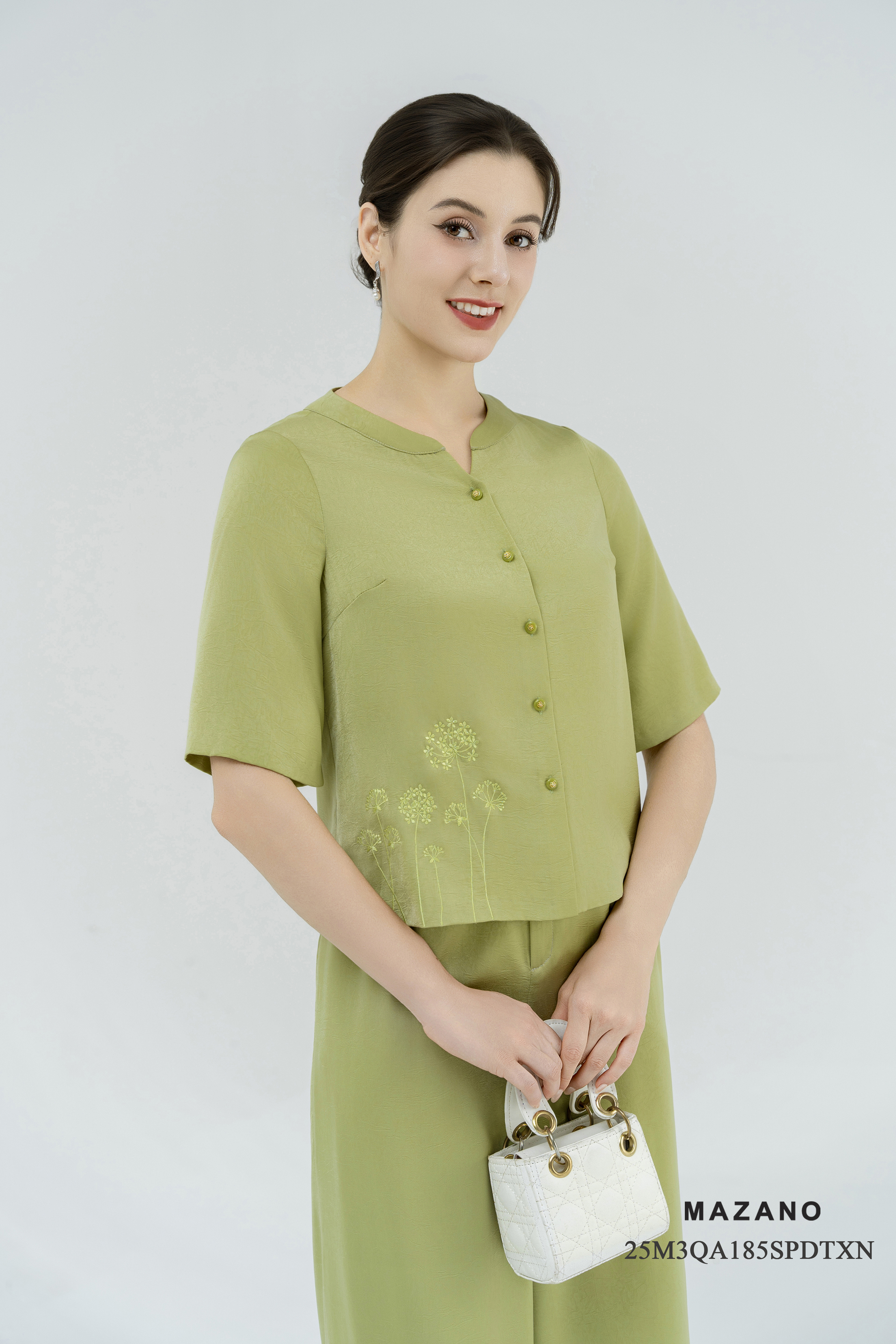 Bộ Quần và Áo suông Vải lụa vân chìm Thêu hoa thủ công Cổ tàu cách điệu Tay lỡ Dài quần tới mắt cá chân_thumbnail_2