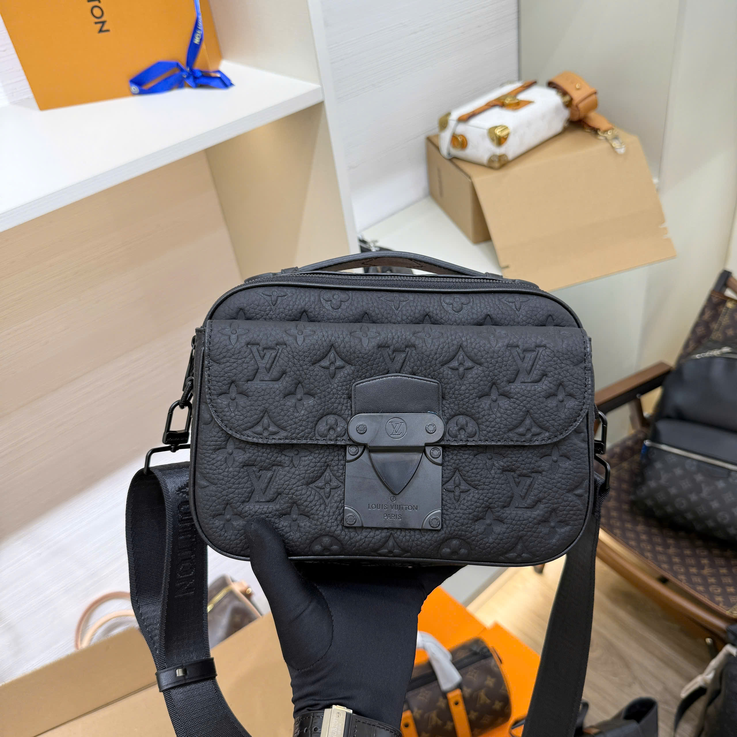 Túi đeo chéo nam Louis Vuitton S Lock Messenger Bag đen vân chìm