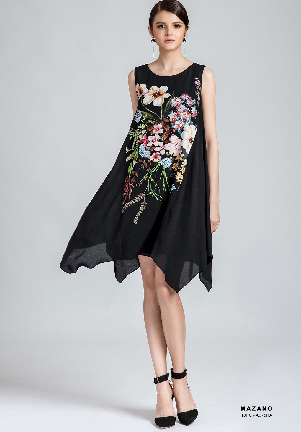 Váy đen hoa xòe sát tay