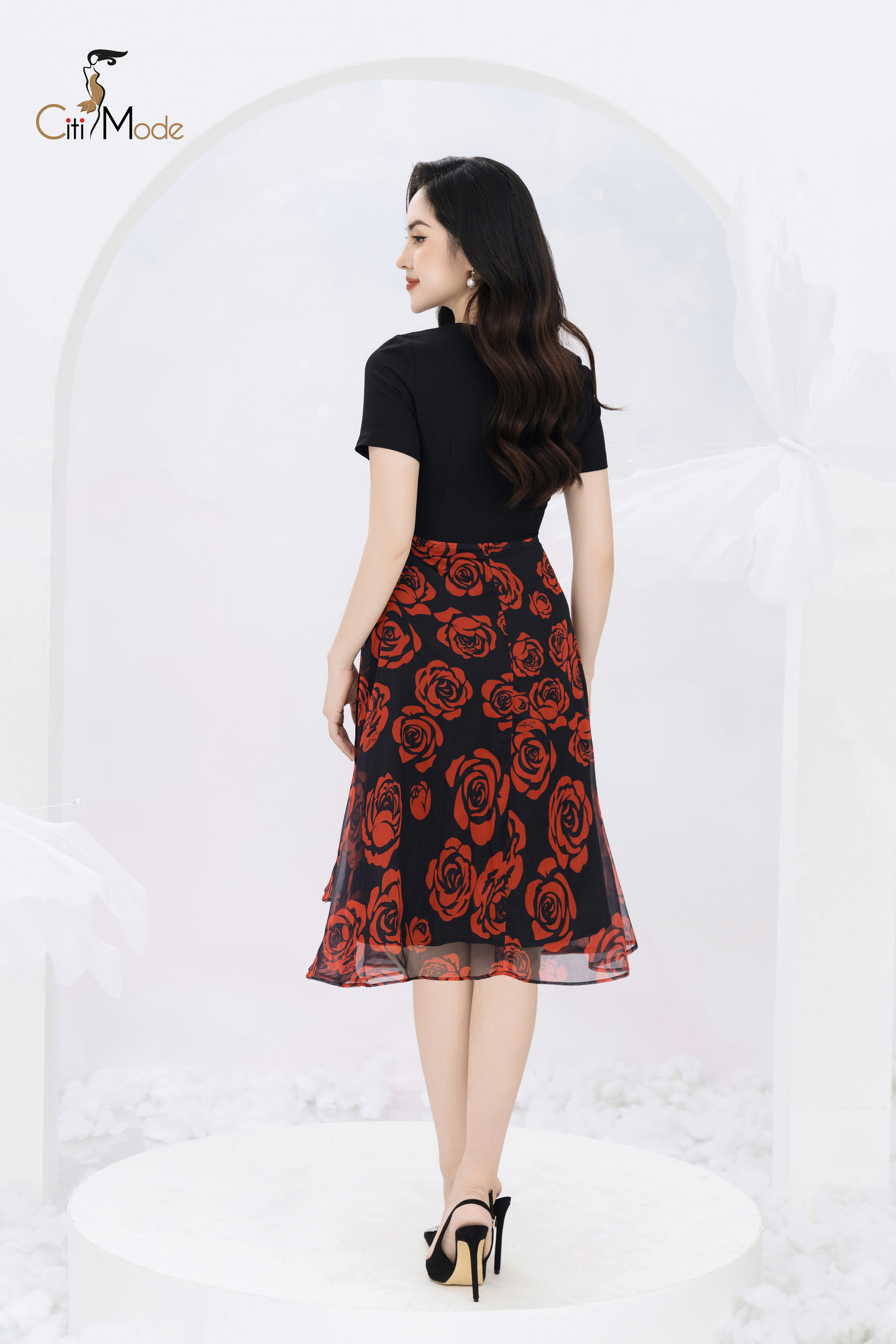 Đầm xoè đen phối hoa đỏ cổ vuông_thumbnail_1