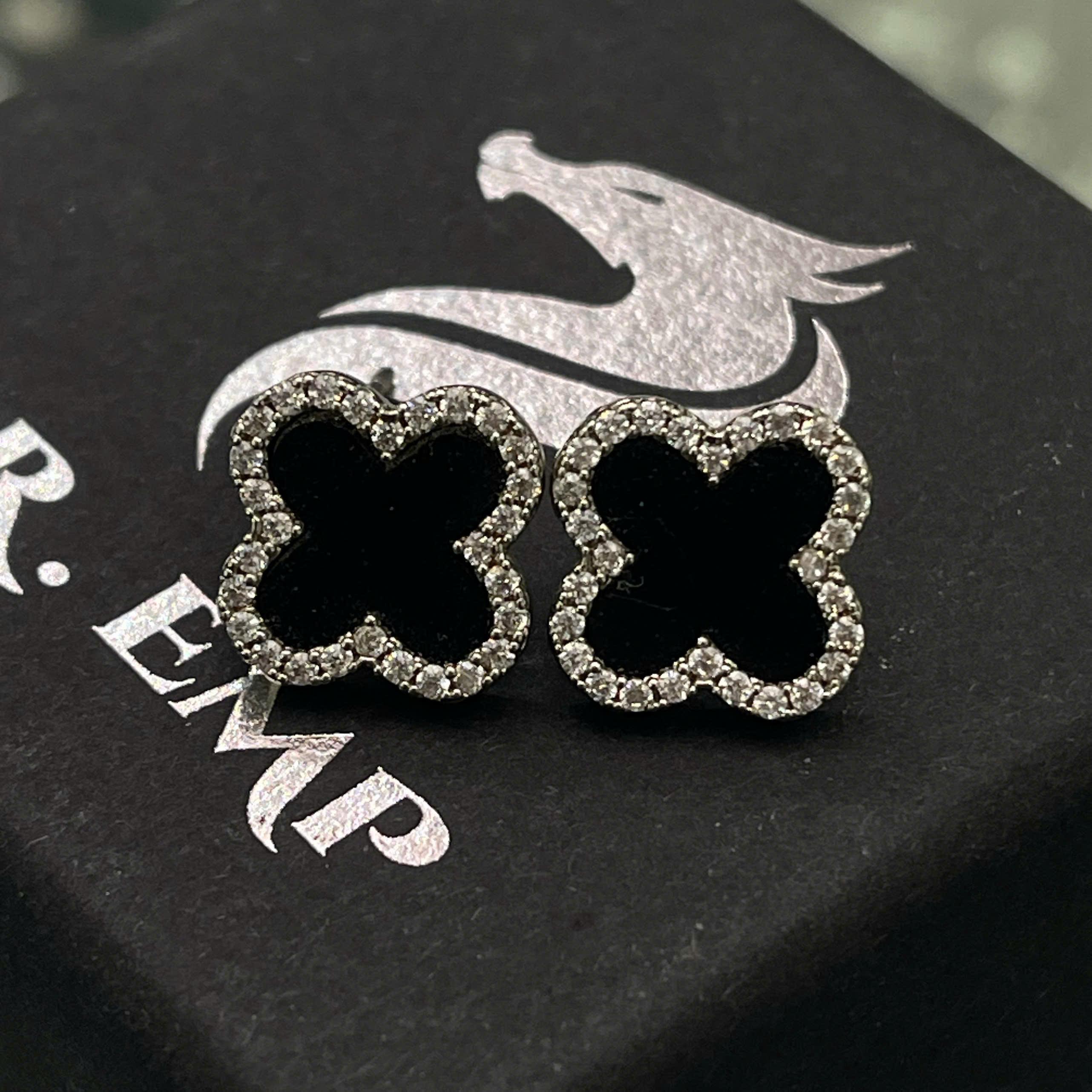 khuyên kiểu cặp cỏ bốn lá đen viền kim cương trắng titan._thumbnail_3