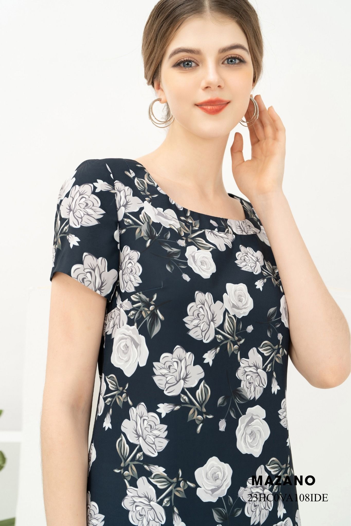 Đầm Suông hoạ tiết hoa hồng in bố cục, cổ tròn tay ngắn, dài đến bắp chân