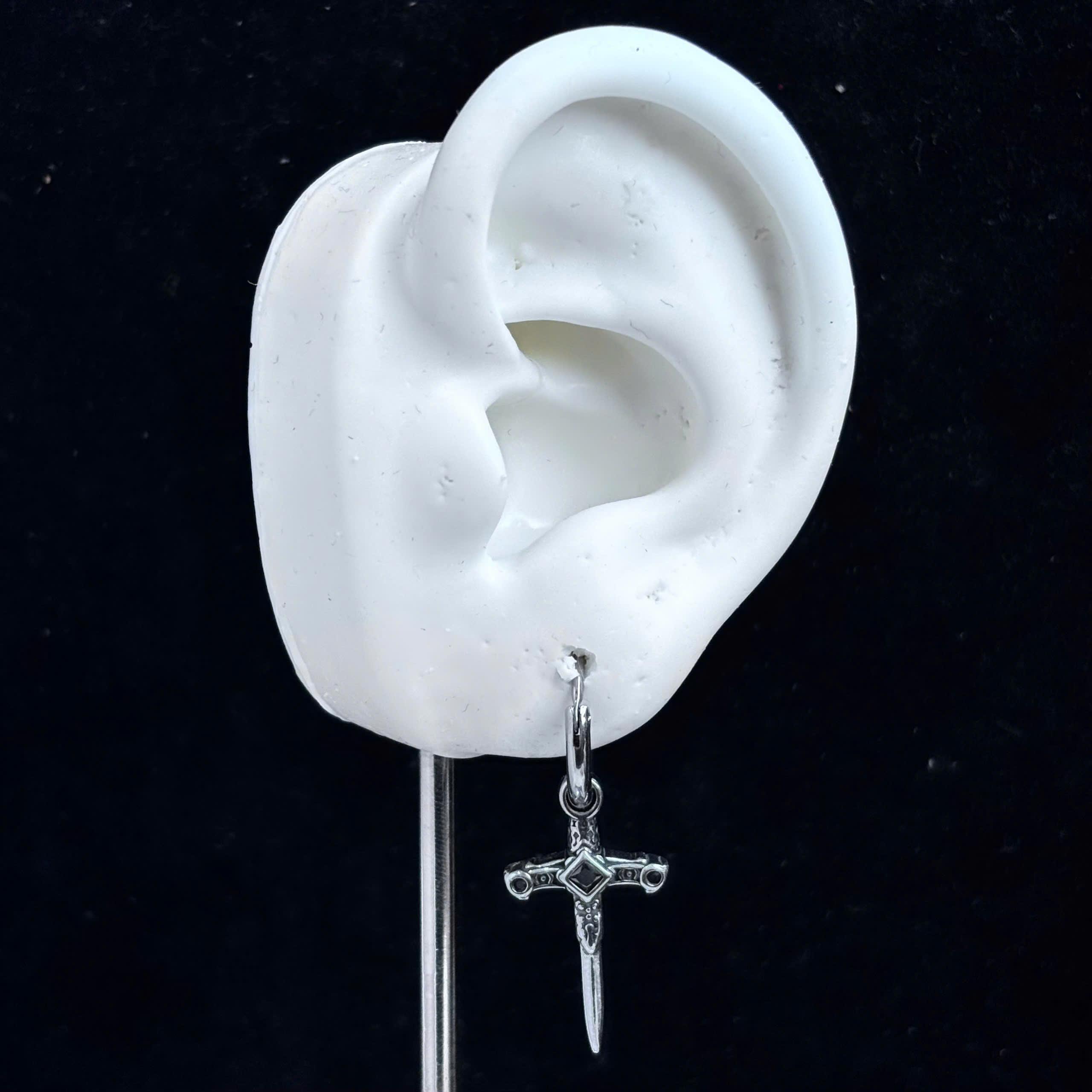 Khuyên vòng kiểu nam thanh kiếm đính đá đen size 10