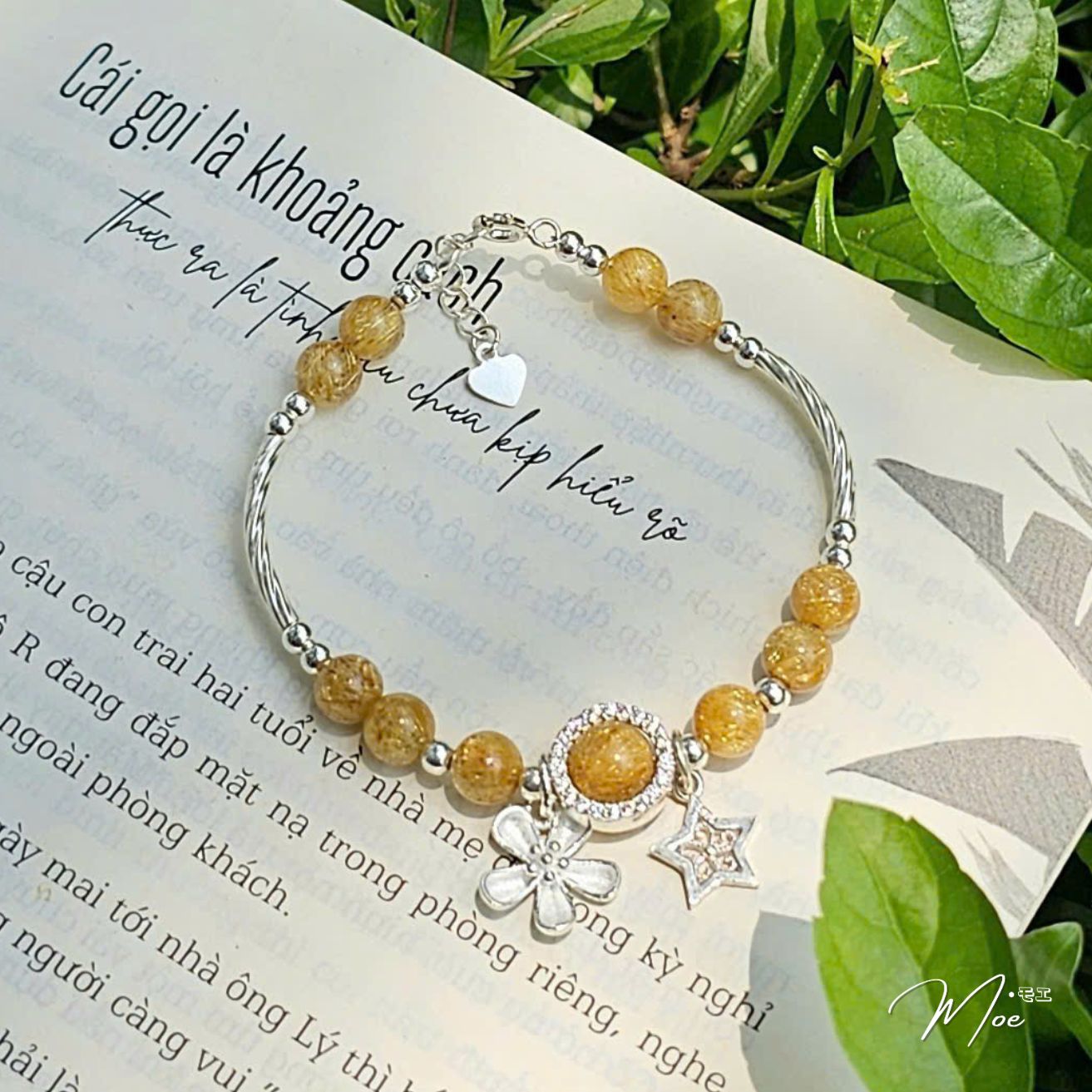 PT212 - Vòng tay thạch anh tóc vàng hoa mai mix charm bạc_thumbnail_2