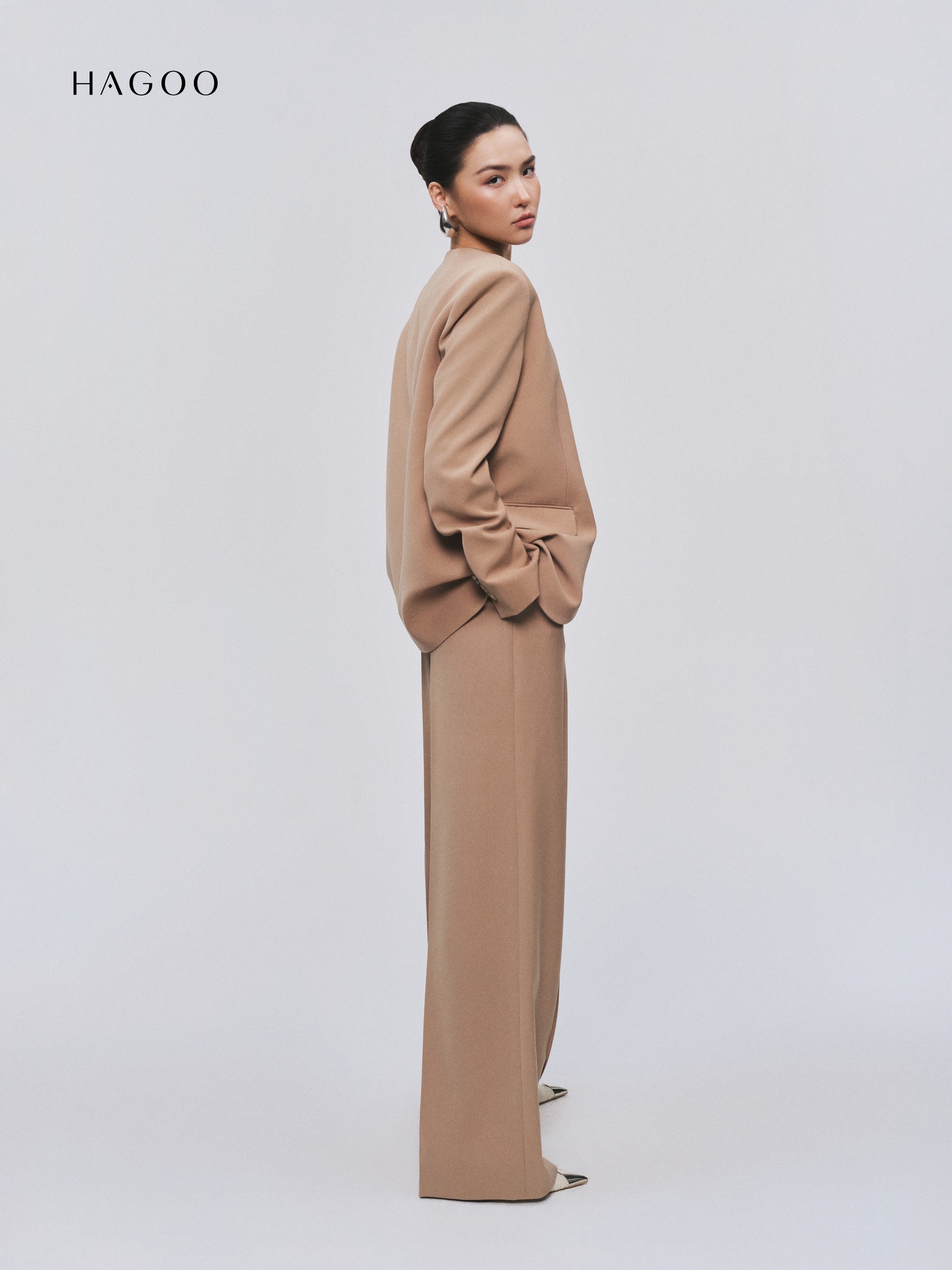 Chiếc blazer sử dụng thiết kế tinh giản nhưng tinh tế để tôn lên vẻ đẹp riêng của mỗi dáng người