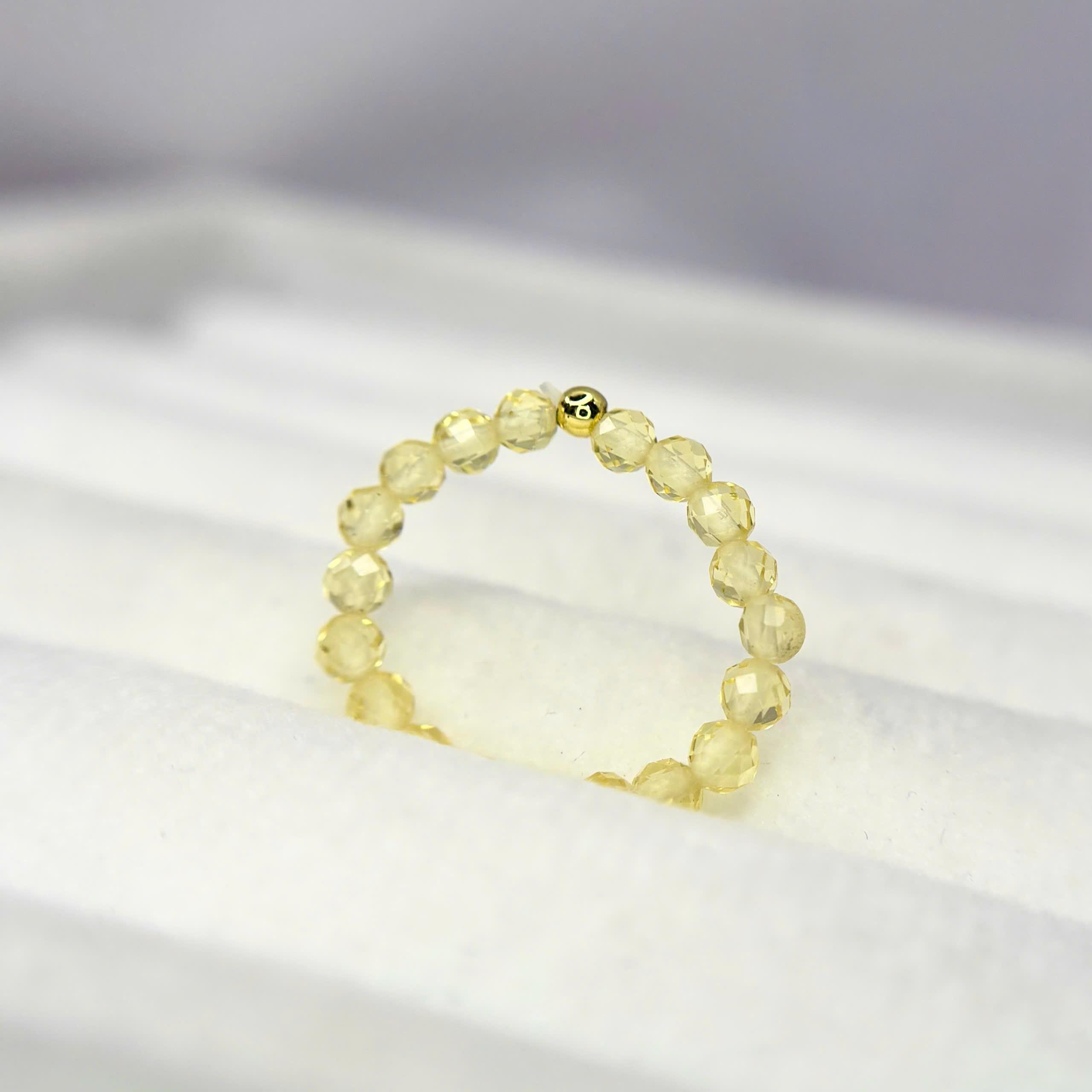 Nhẫn kiểu phong thuỷ đá citrine.