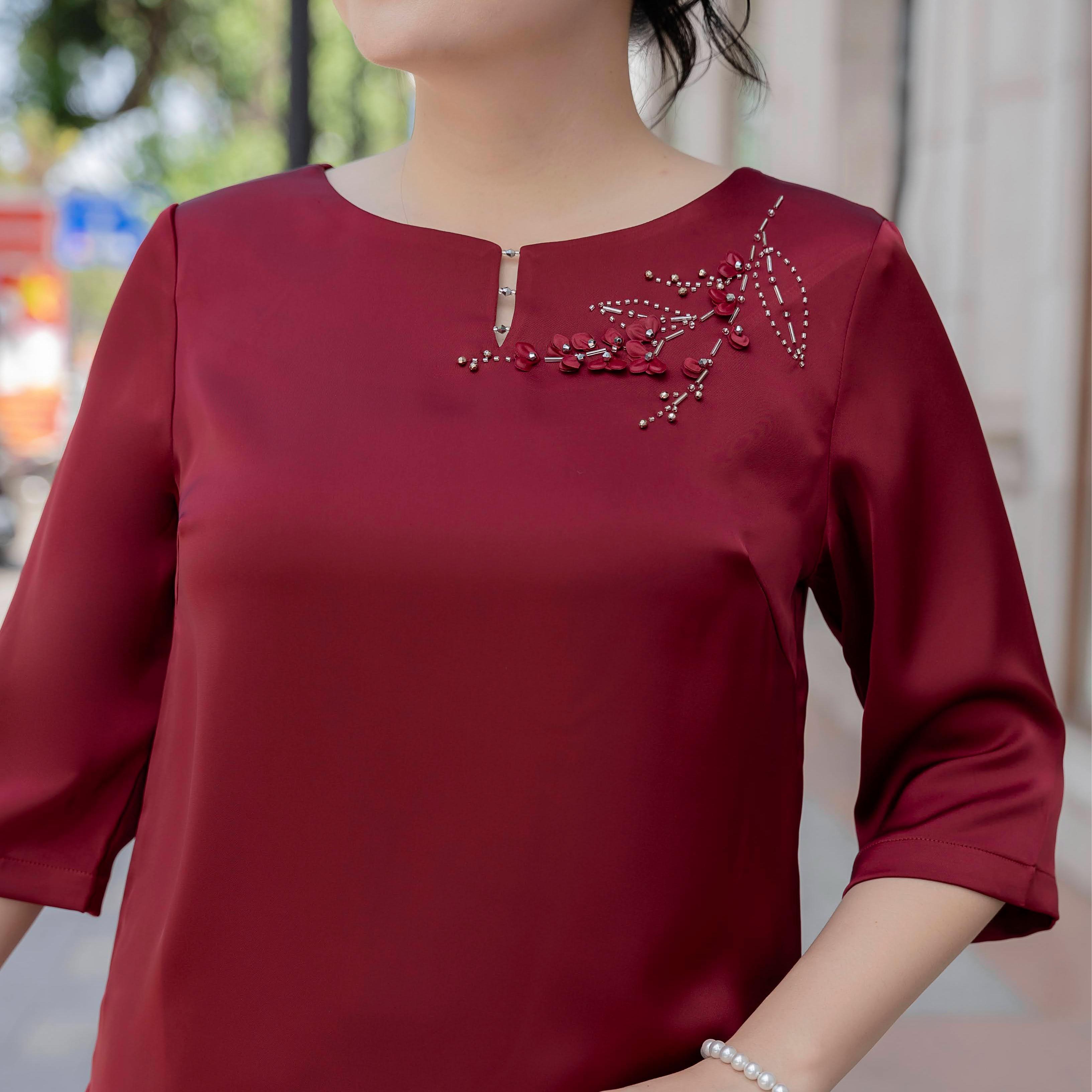 GUMOM - Áo Kiểu Trung Niên U50 U60 Cao Cấp Cổ Tròn Tay Lỡ Thêu Hoa Đính kết hoa và pha lê thủ công Sang Trọng Cho Nữ - Women Nhung Kem Xanh Nho Tua Rua Top Voi_thumbnail_2