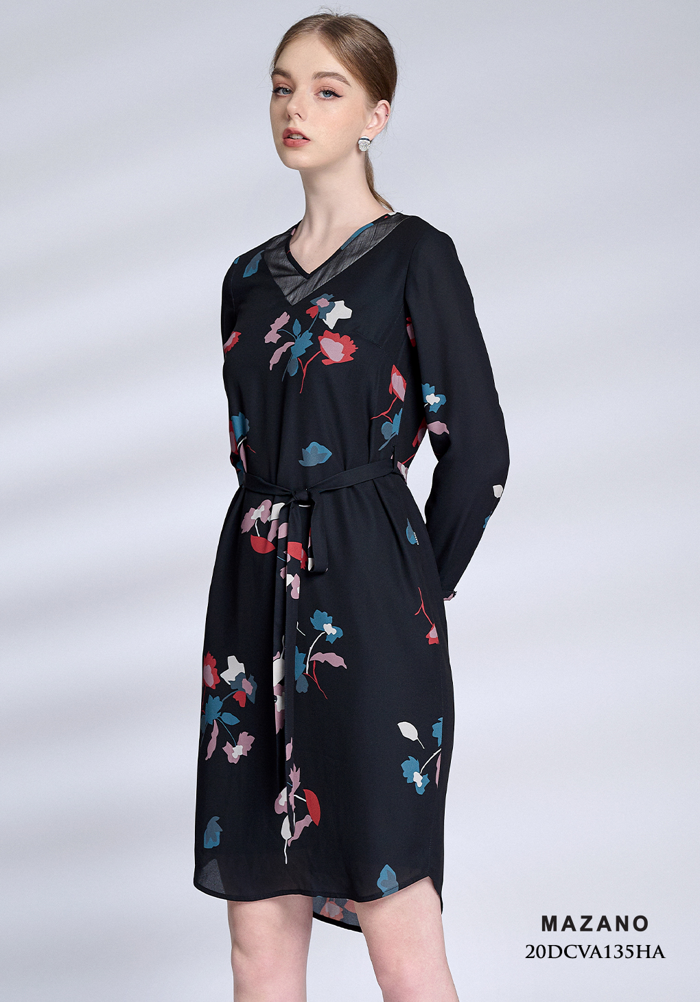 Đầm đen suông thắt đai cổ V_thumbnail_5