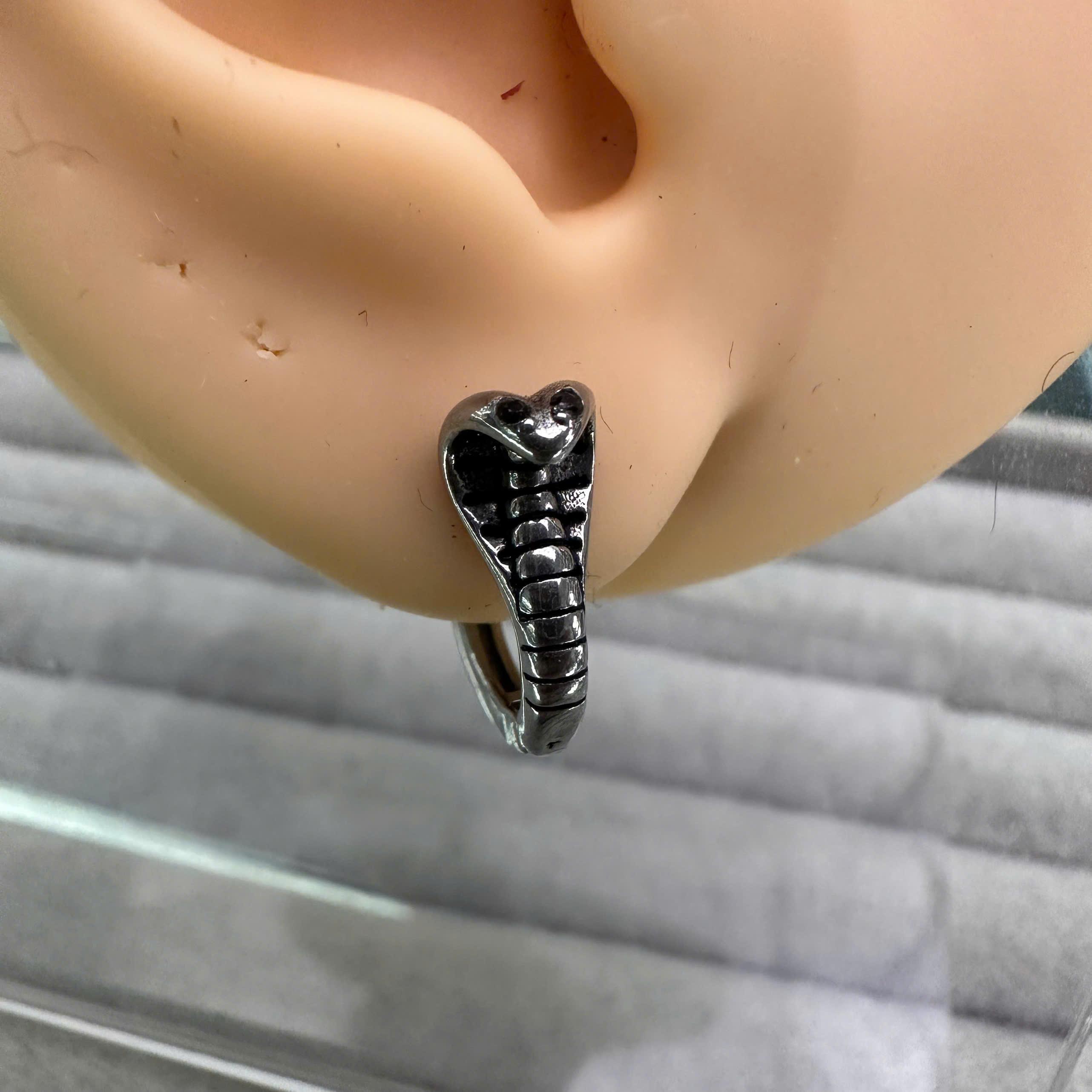 khuyên vòng kiểu con rắn ngóc đầu chất s1 8mm