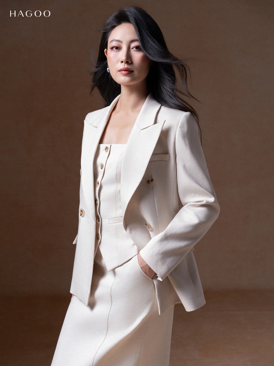 Áo Blazer thuộc set 3 chi tiết chân váy HAGOO