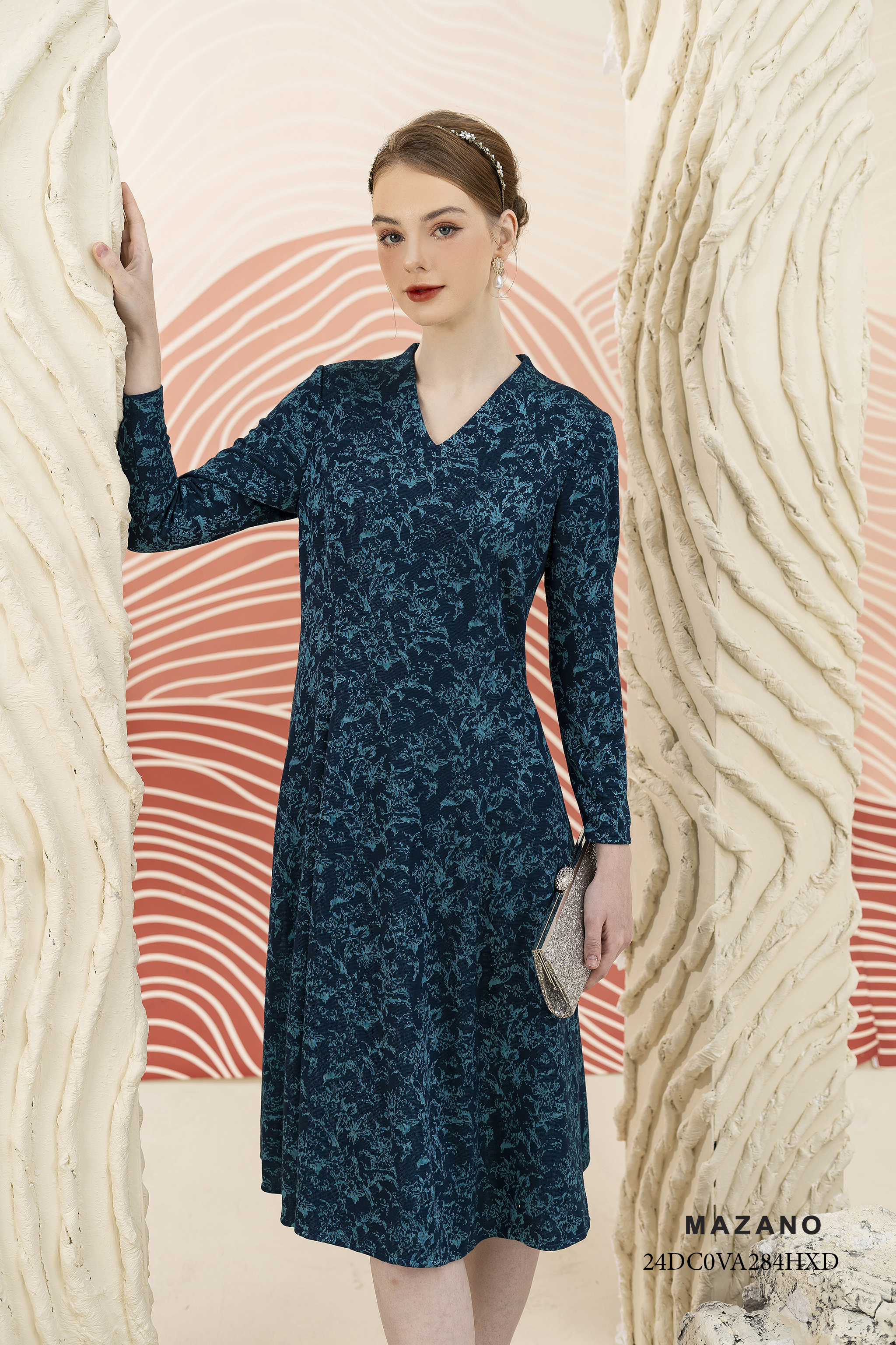 Váy Đầm Ôm bổ mảnh Vải dạ len Hoạ tiết cách điệu Cổ V leo Tay dài Dài qua bắp chân_thumbnail_4