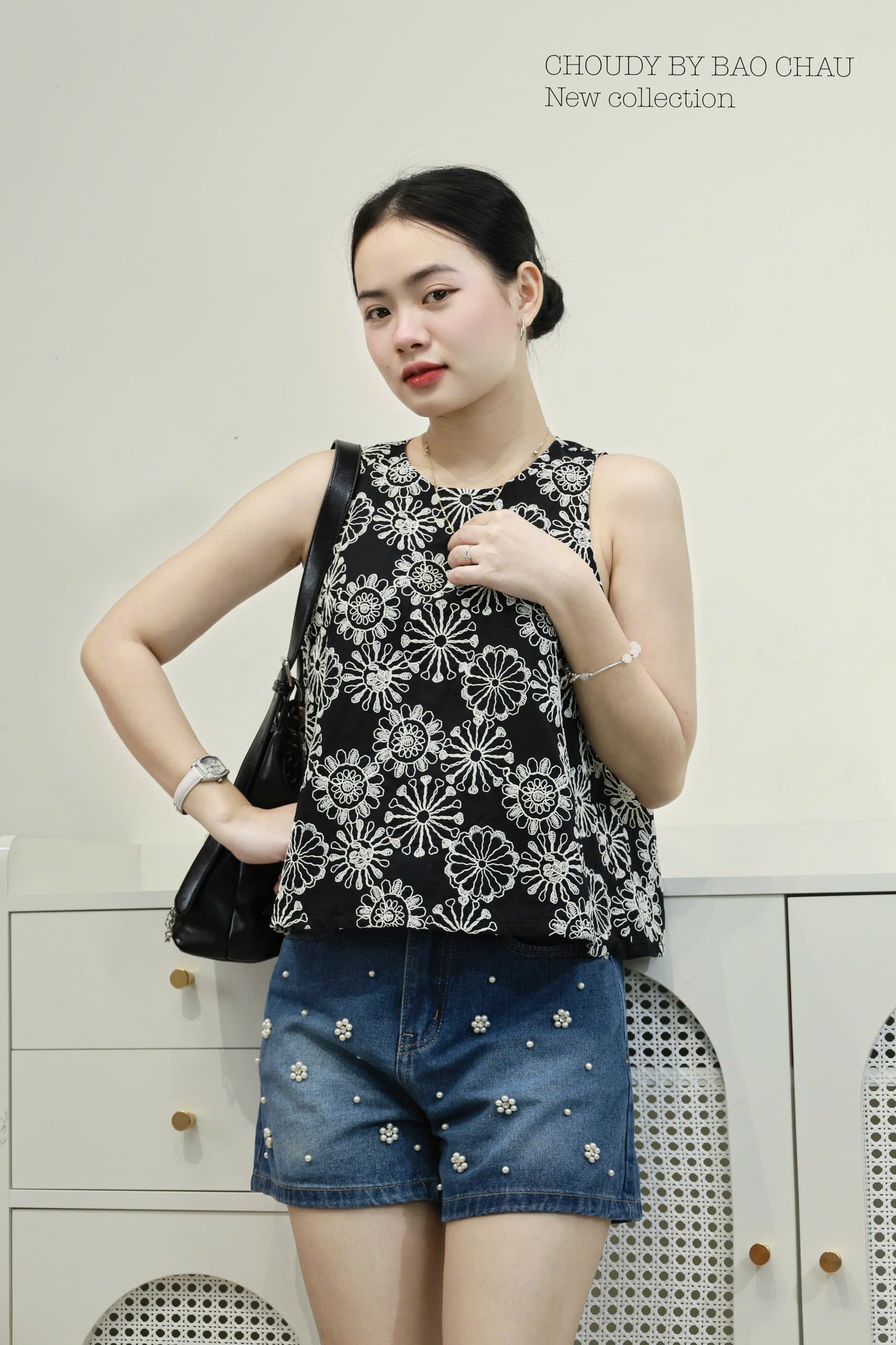 SALE U53 ÁO THÊU ĐEN