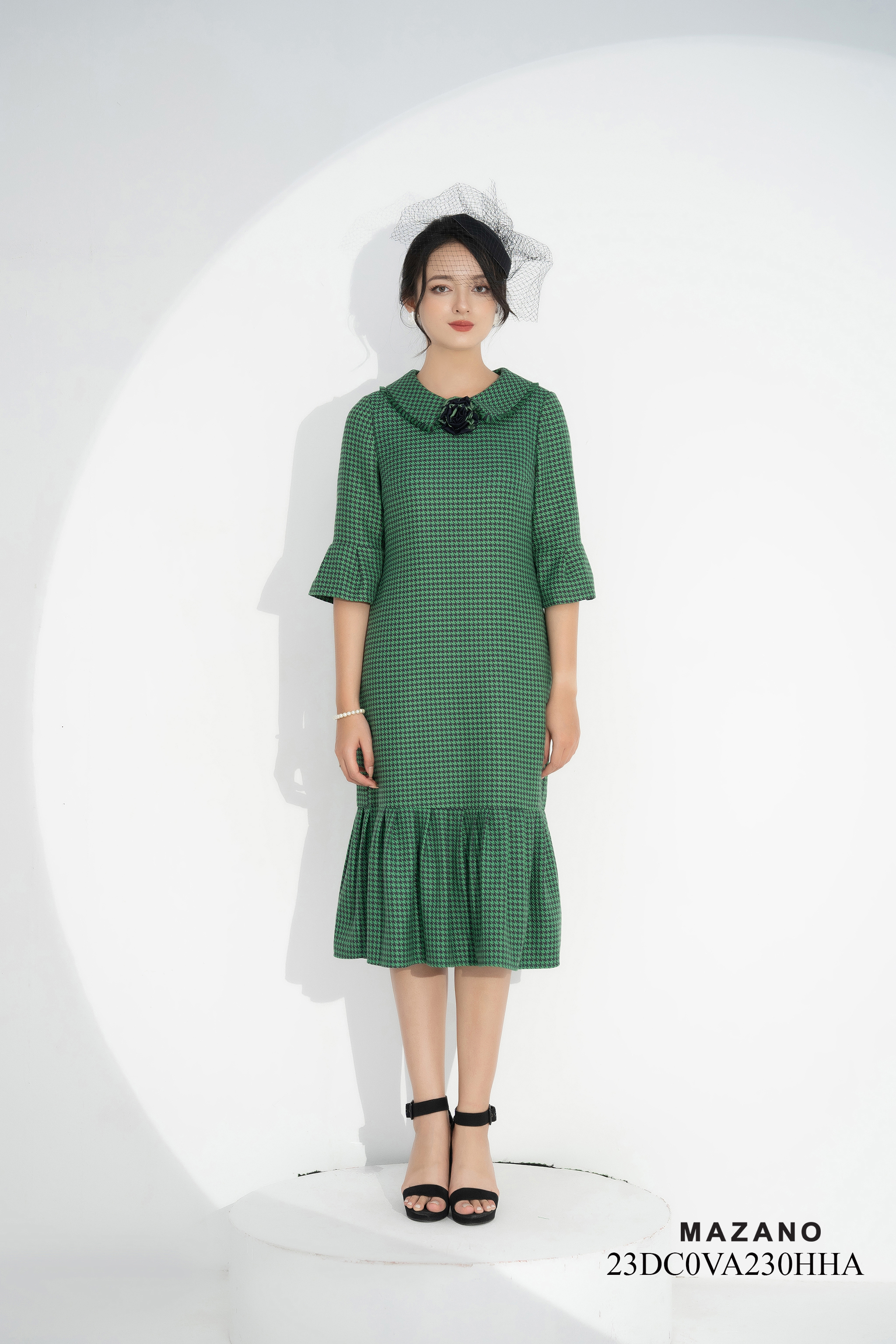 Đầm len suông xanh kẻ sọc cổ sen tay, chân rủ