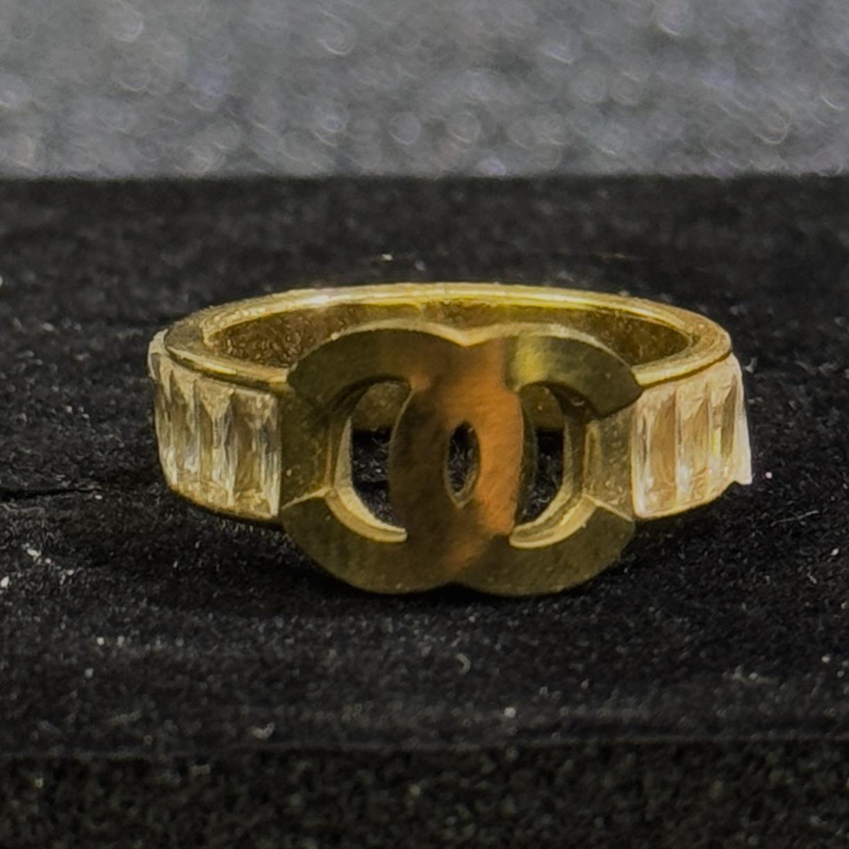 nhẫn kiểu titan vàng Chanel trơn viền kim cương size 7