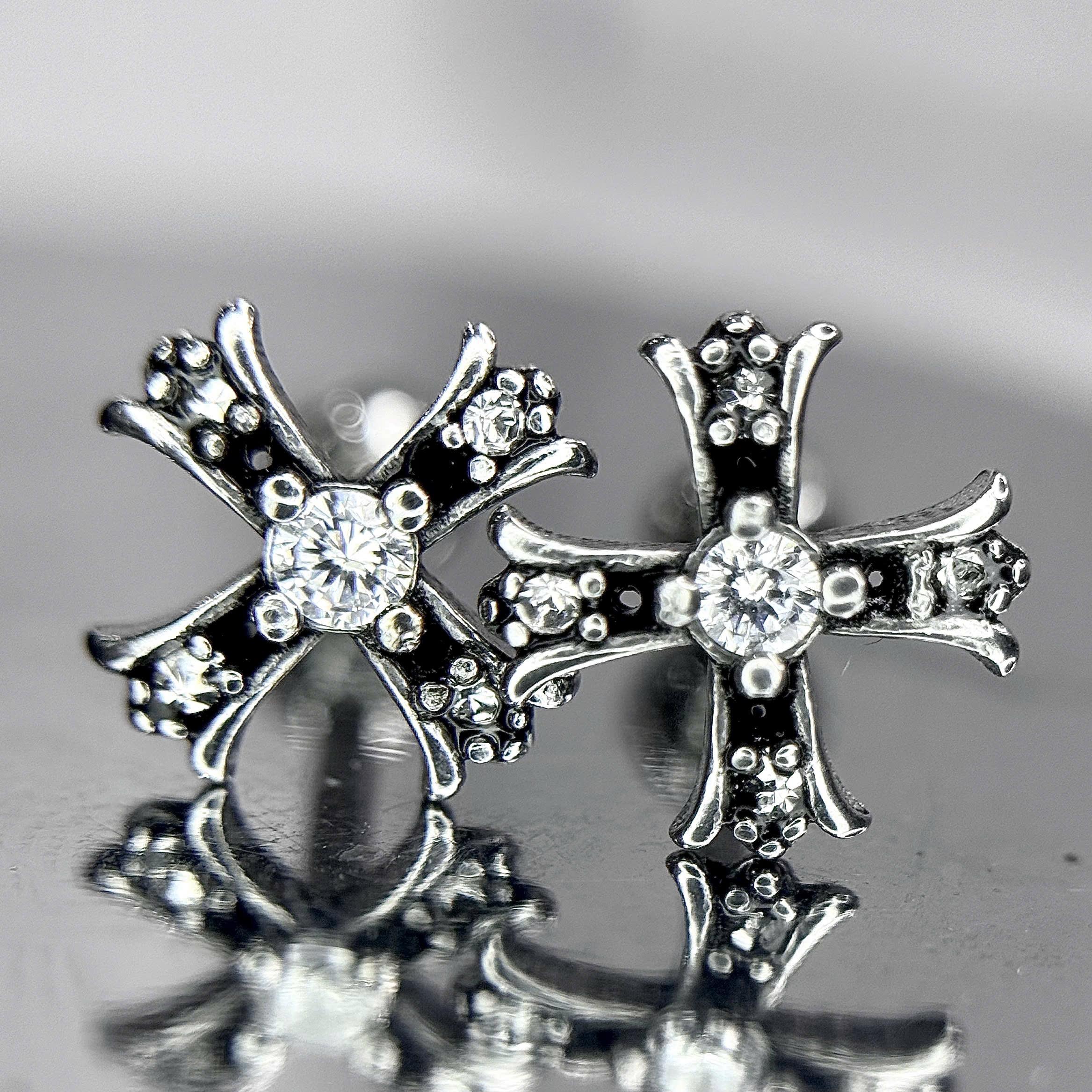 Khuyên kiểu chrome heart nhiều đá nhỏ