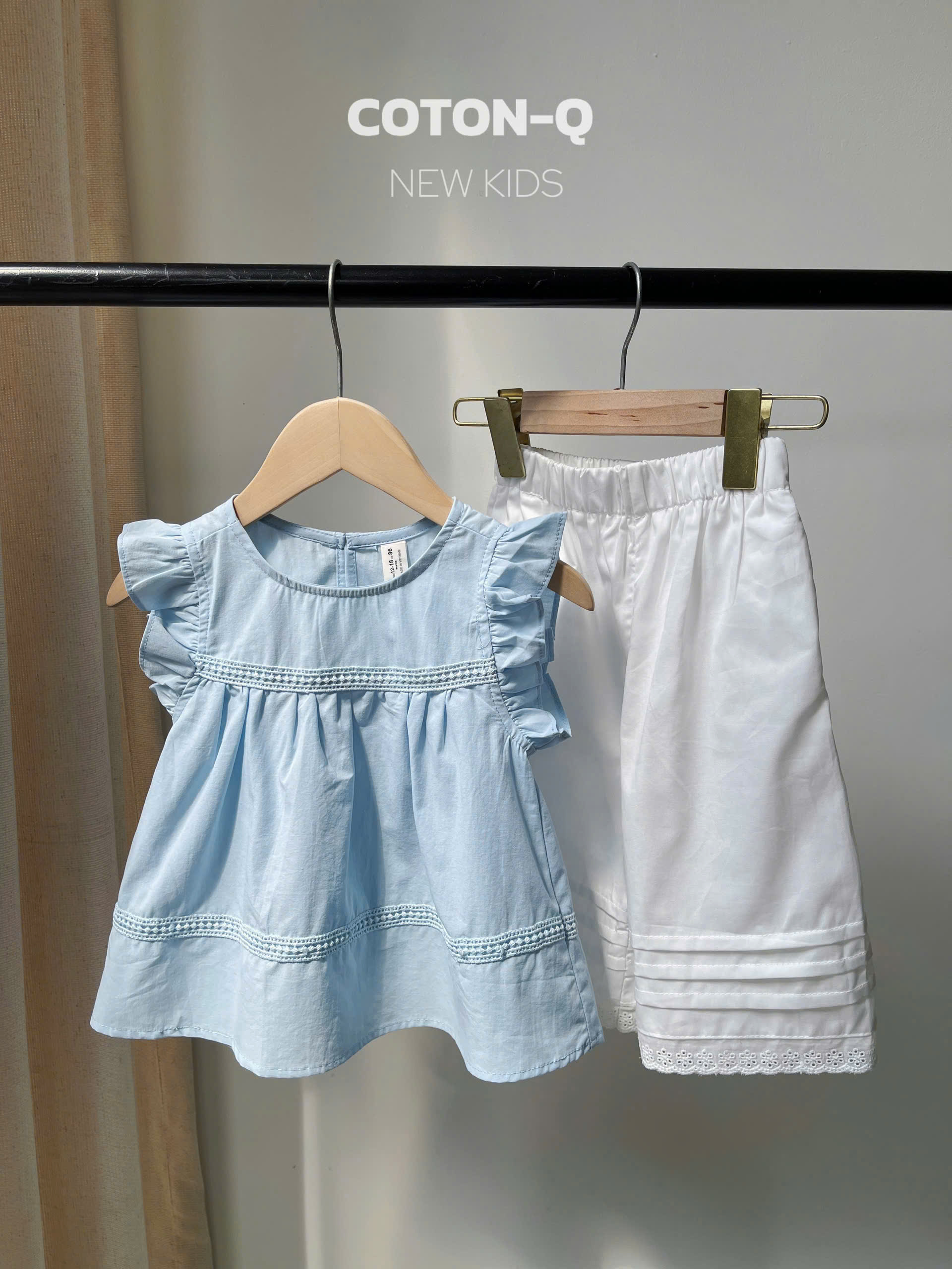 HE118 - Set áo bèo xanh + quần dài trắng bé gái