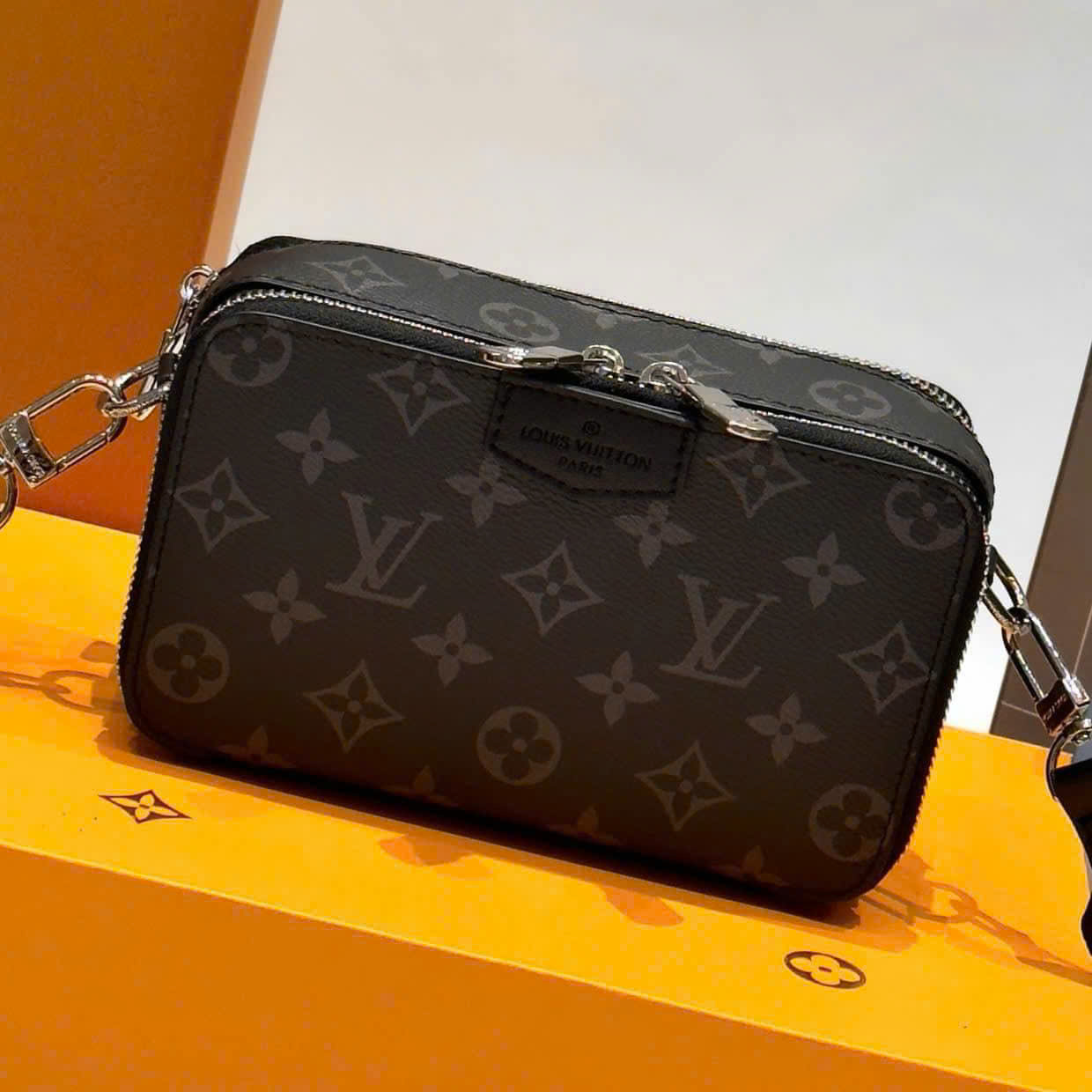 Túi đeo chéo dáng hộp chữ nhật LV hoa đen_thumbnail_2