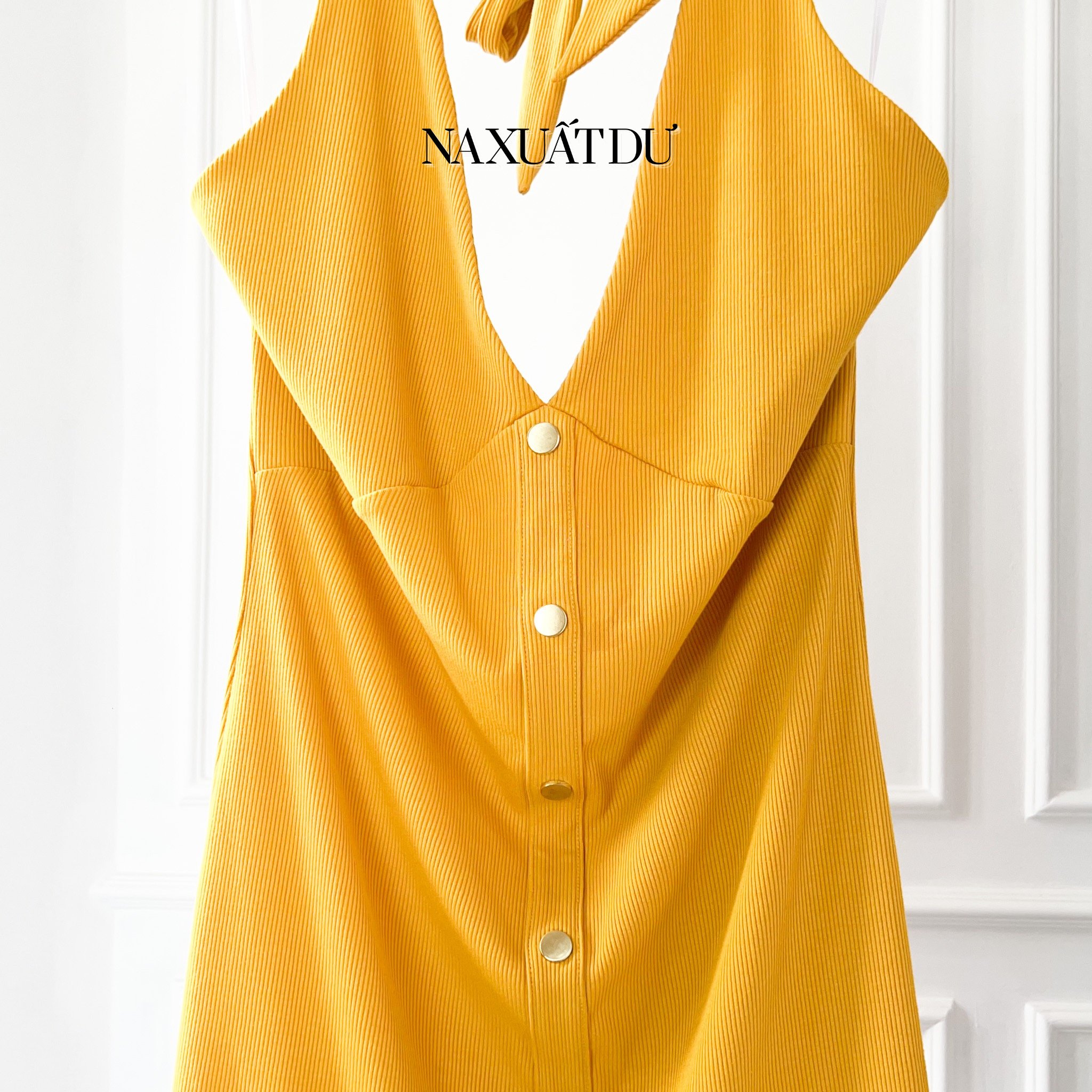 Đầm body cổ yếm màu vàng