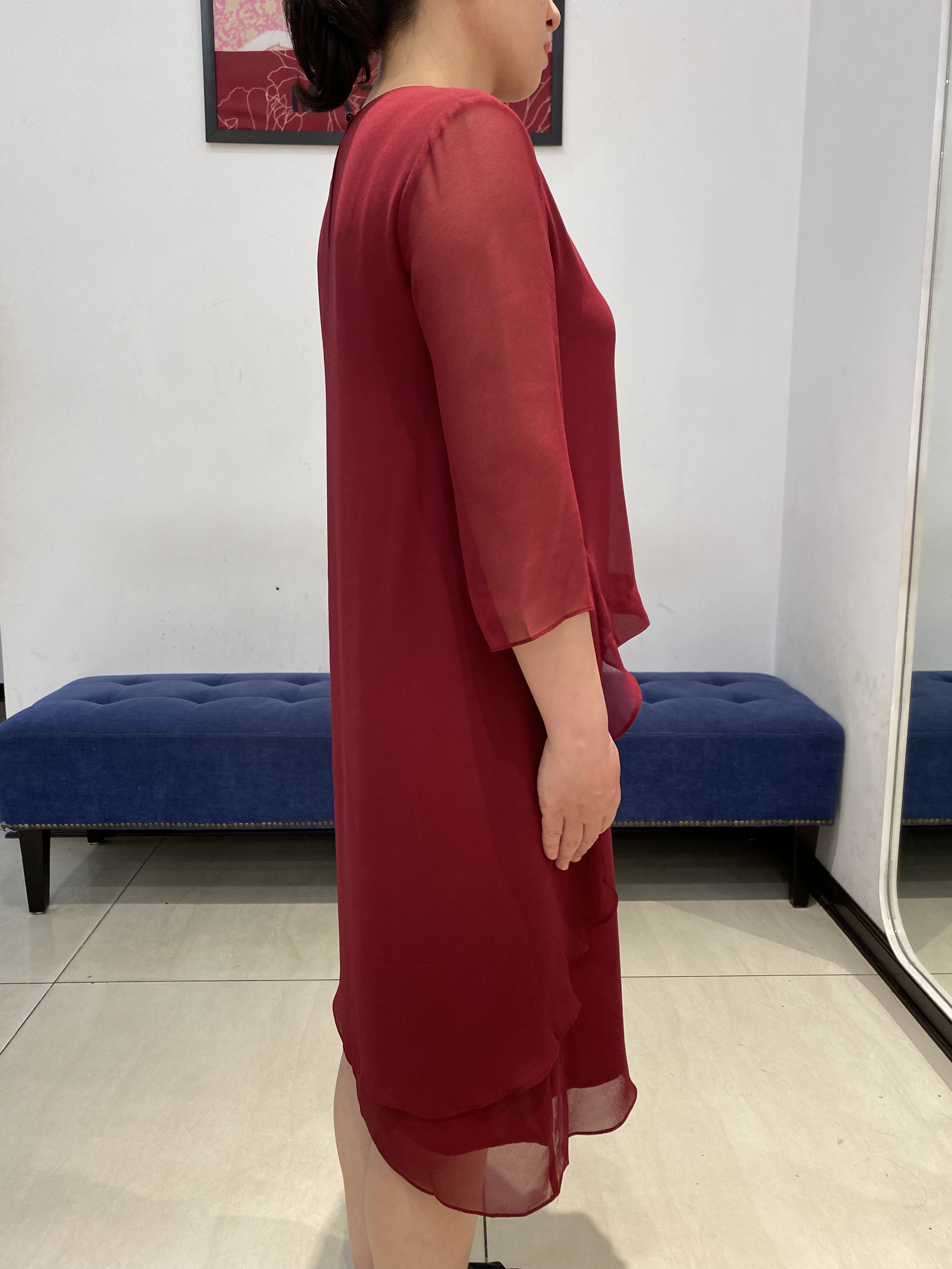 Váy đỏ phủ bèo cách điệu