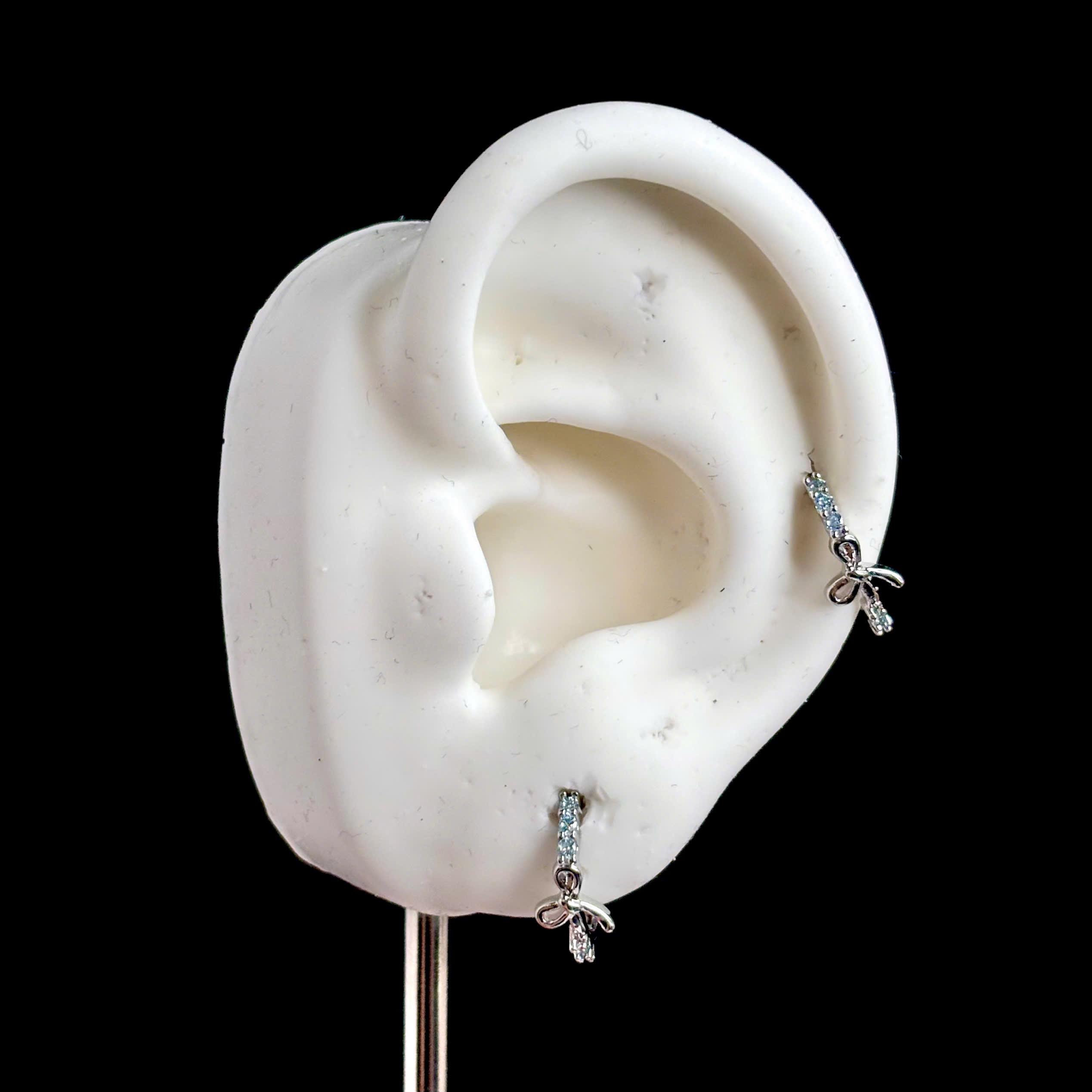 Khuyên vòng hợp kim mạ bạc nơ xanh size 8