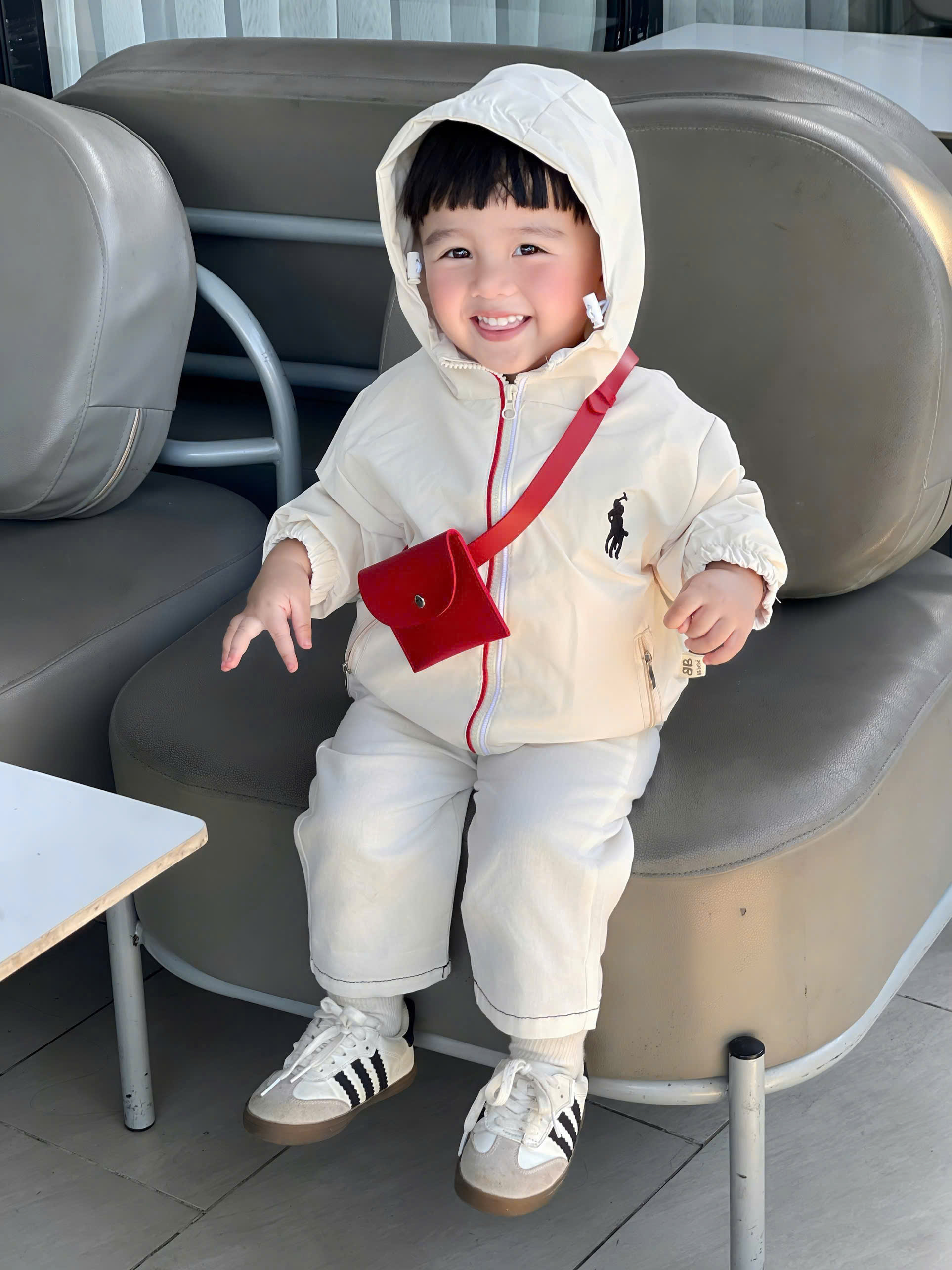 Q66 ÁO GIÓ LÓT LÔNG VIỀN ĐỎ TRẮNG- A106.250