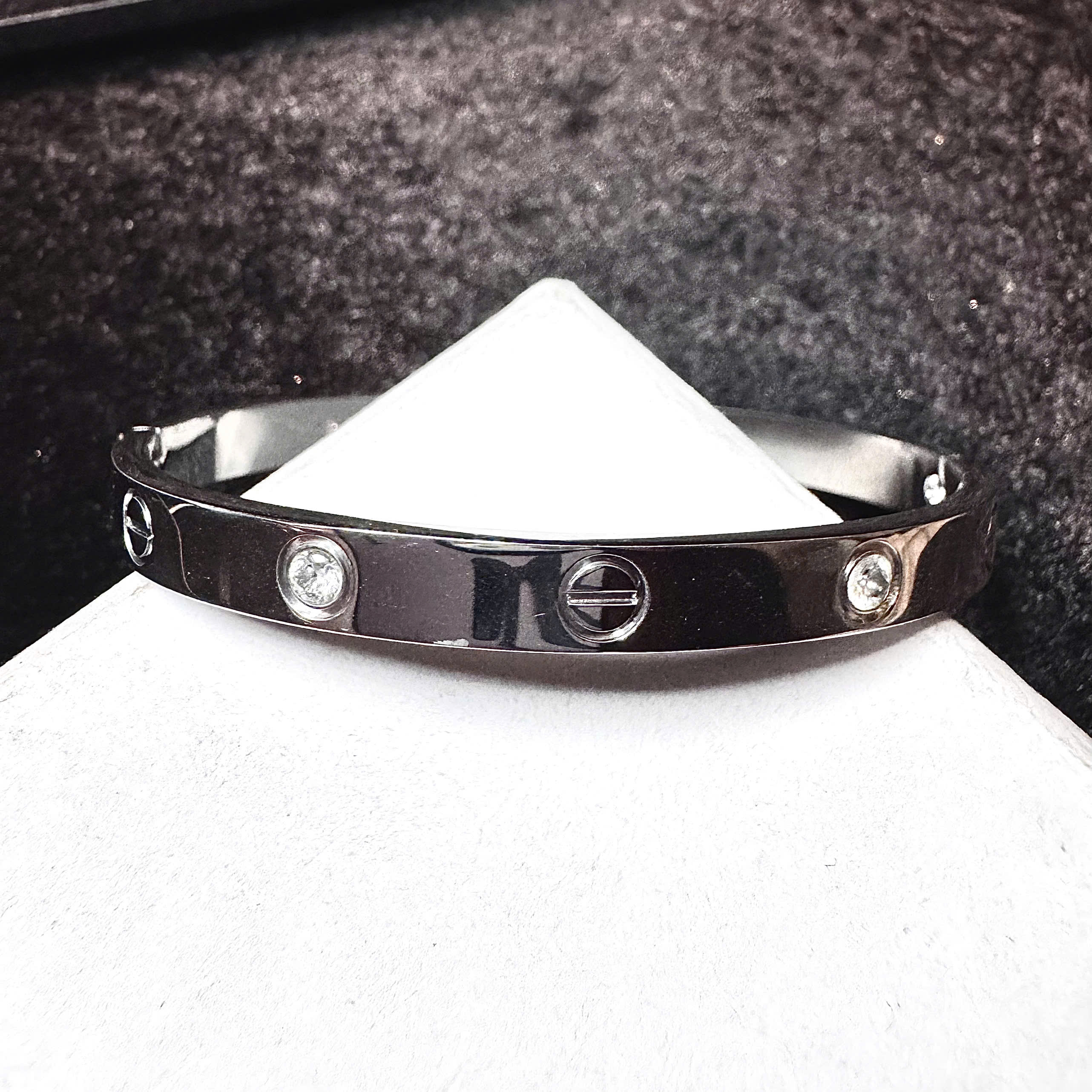 Vòng tay titan cuff đính kim cương