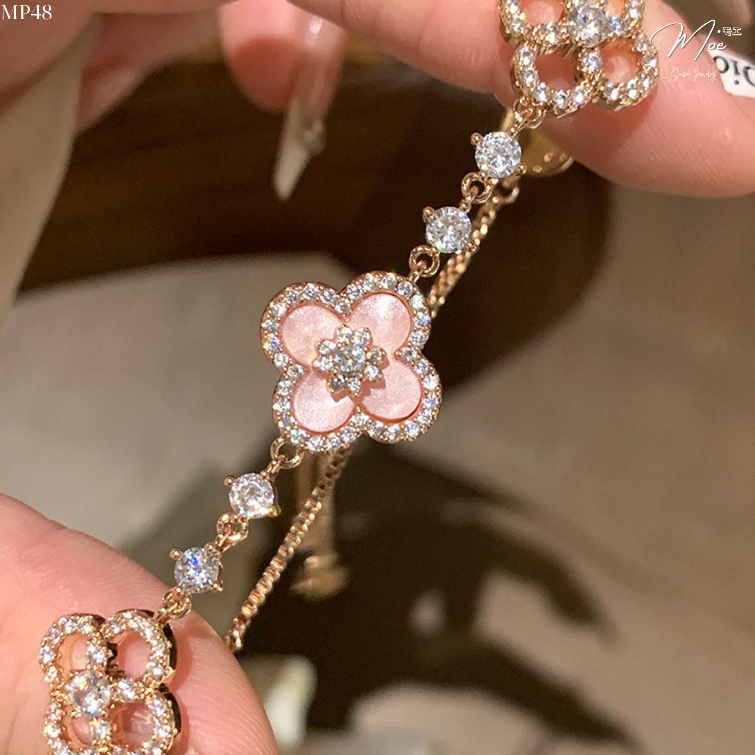 LT630 - Lắc tay Cỏ 4 lá pha lê dây rút (hồng/trắng)_thumbnail_6