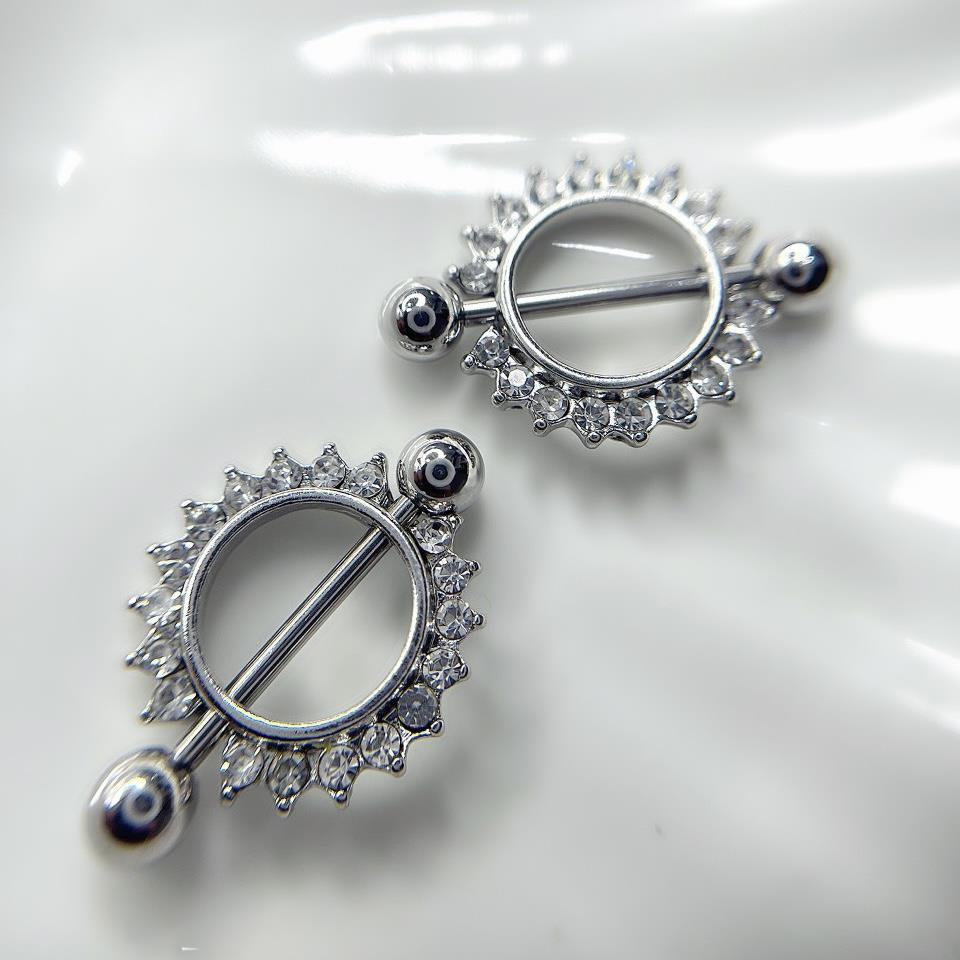 Khuyên Ti hình hoa hướng dương đính kim cương xung quanh.