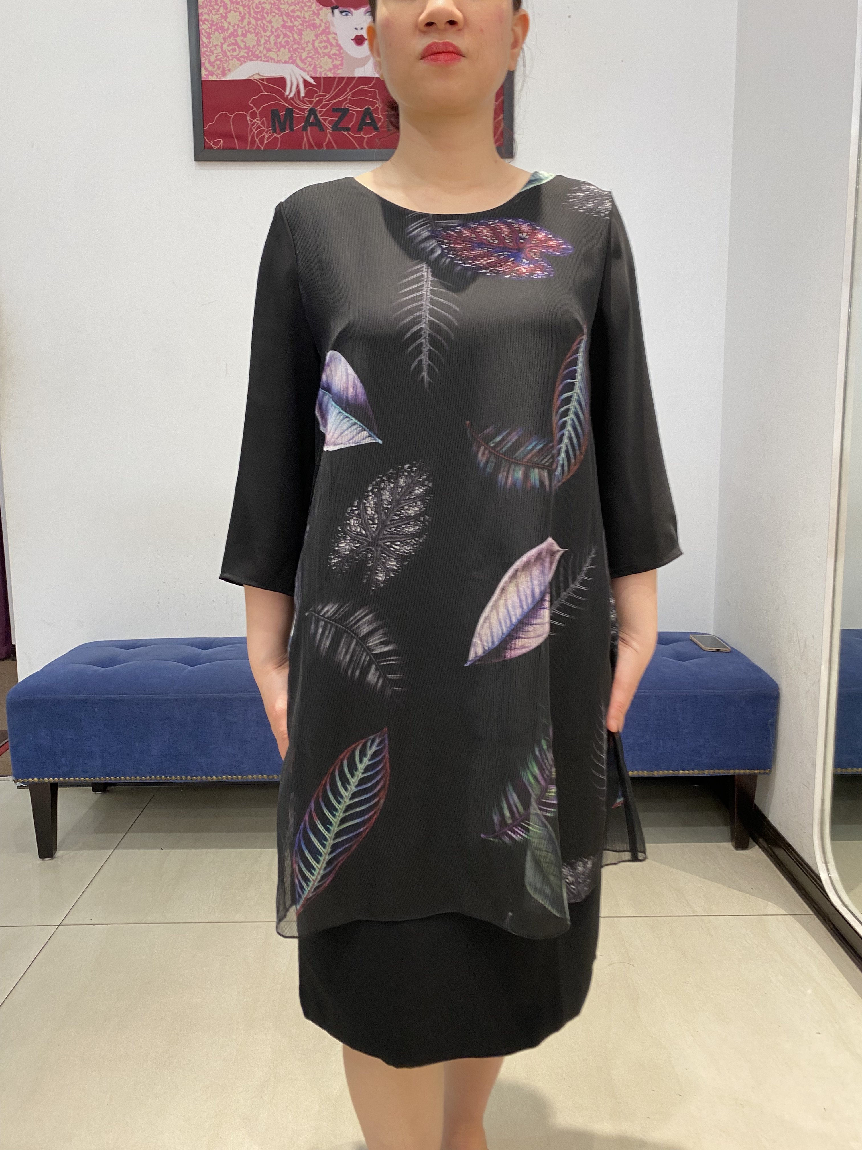 Váy đen phủ họa tiết lá cây