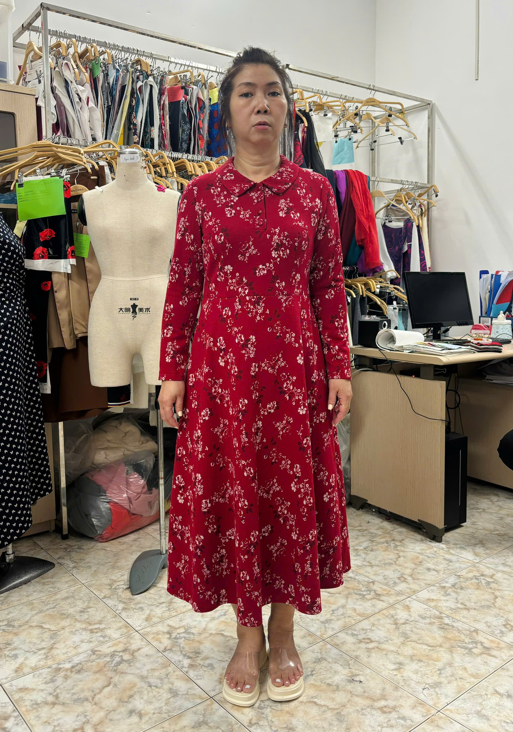 Váy Đầm ôm chân rủ Vải len  Cổ có lá bẻ bổ  cài khuy  Tay dài Dài đến bắp chân