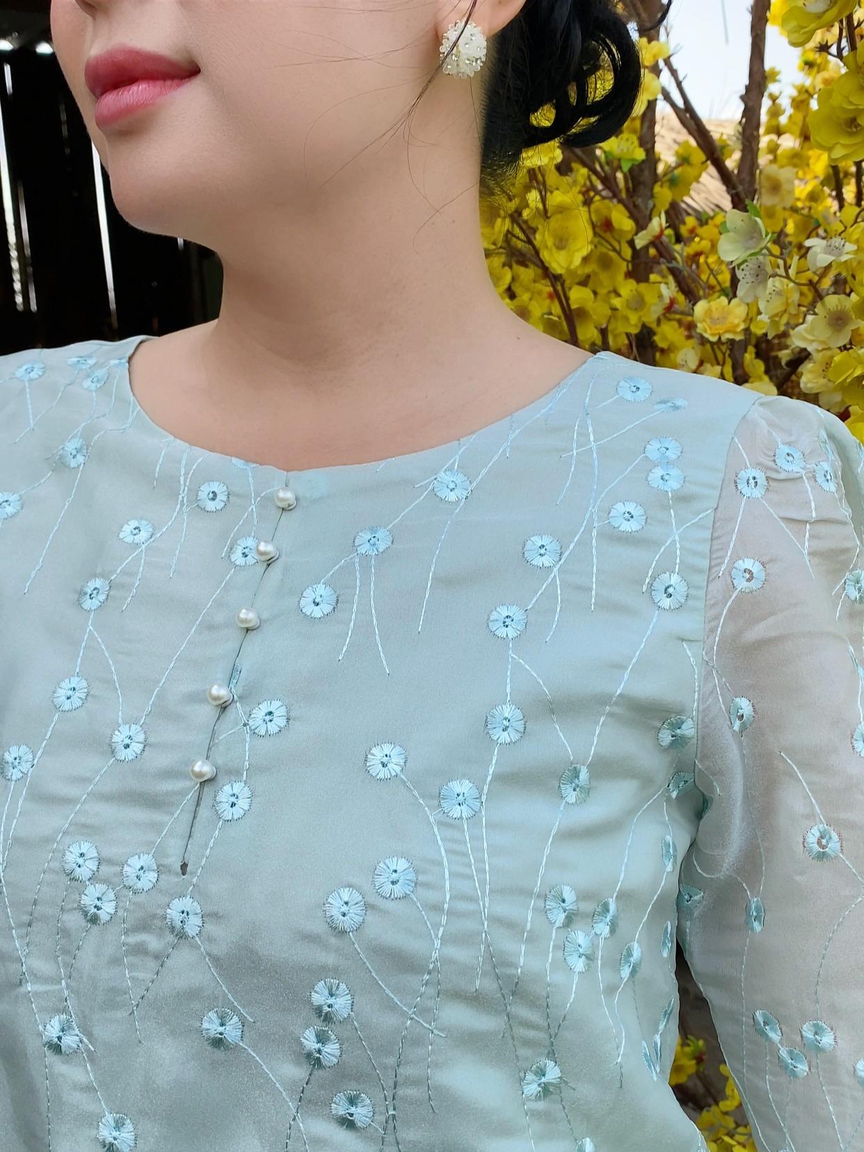 GUMOM - Áo Kiểu Trung Niên U50 U60 Cao Cấp Cổ Tròn Tay Lỡ Thêu Hoa Sang Trọng Cho Nữ - Women Nhung Kem Nho_thumbnail_4