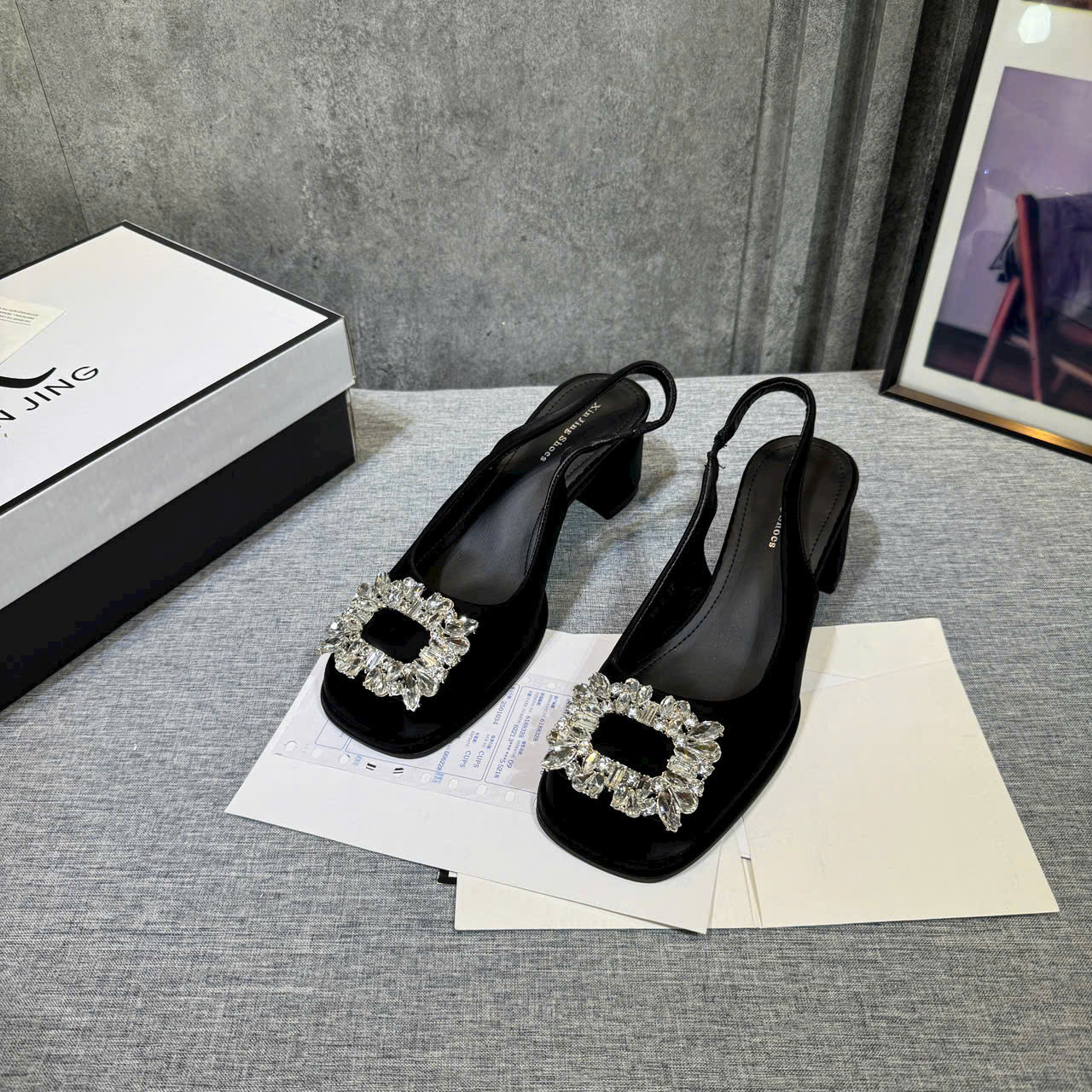 👠….giày Xinjing khoá đá