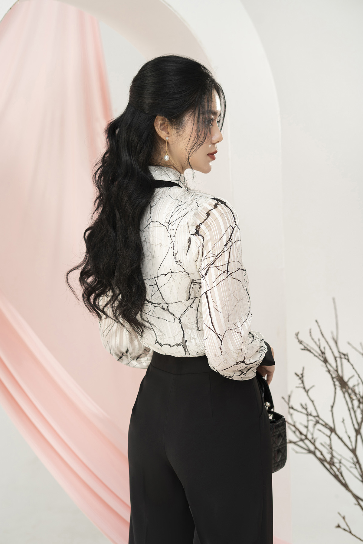 Áo sơ mi nữ công sở Thời trang Lavender họa tiết đen trắng cổ đức 2 lá A3009_thumbnail_3