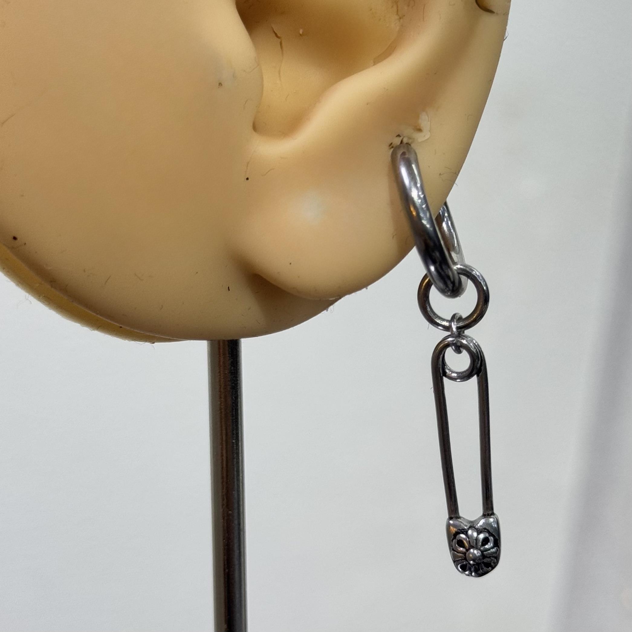 khuyên vòng kiểu nam rơi ghim băng chrome heart_thumbnail_3