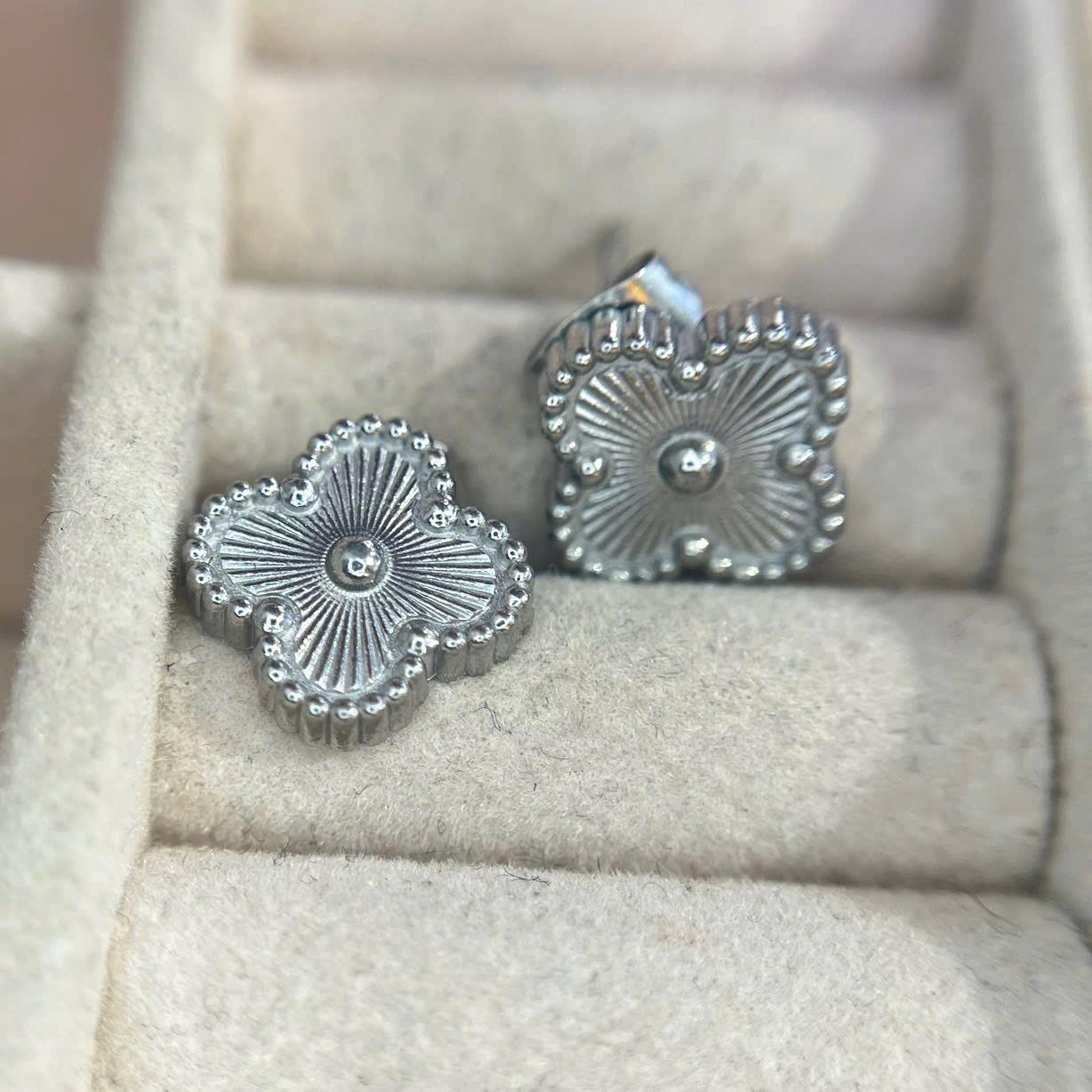 khuyên kiểu cặp cỏ bốn lá bạc viền bi bạc quanh titan._thumbnail_1