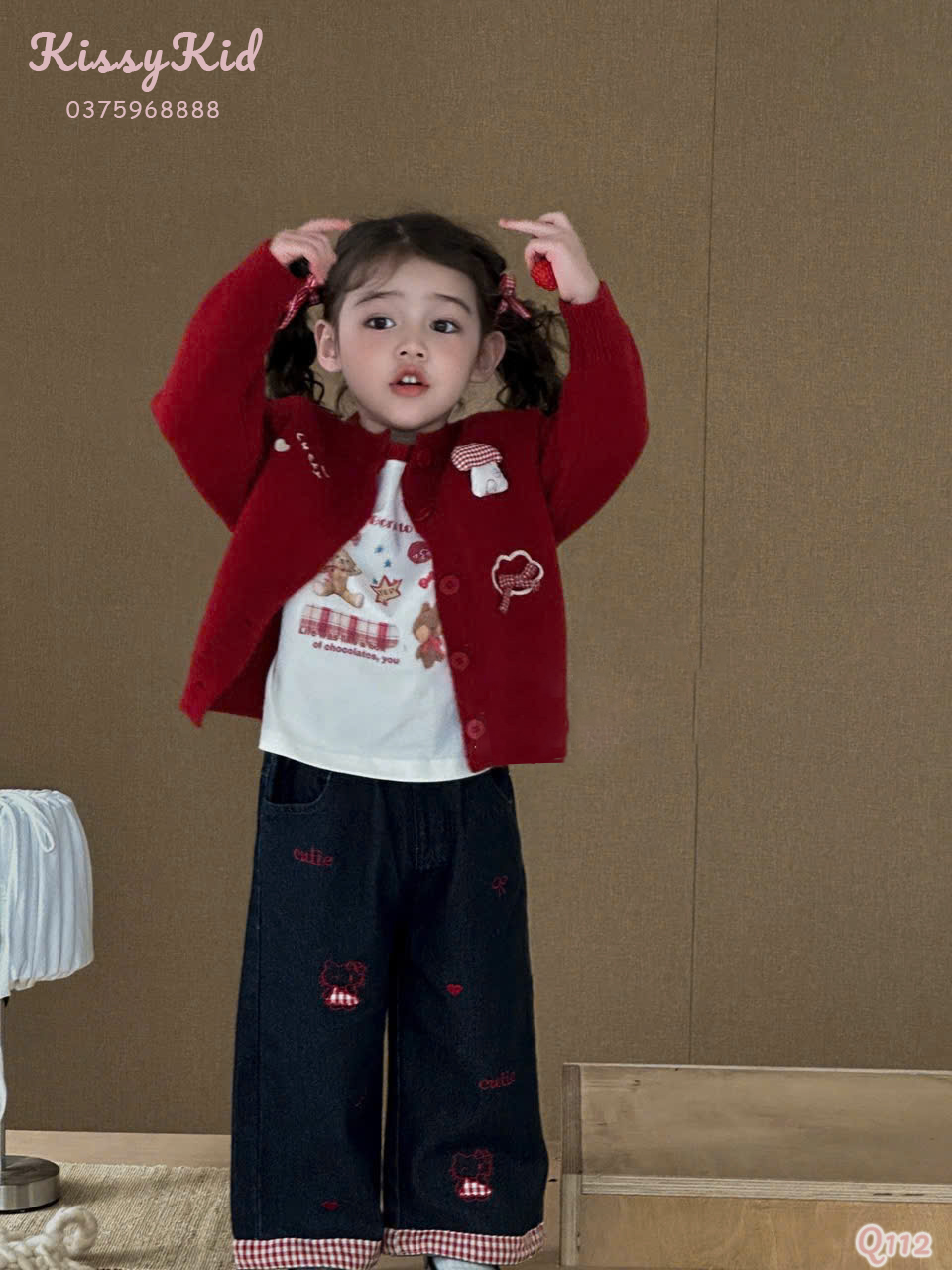 (Q112) Quần bò xanh sẫm thêu kitty kẻ đỏ Hey Mingxing_thumbnail_0