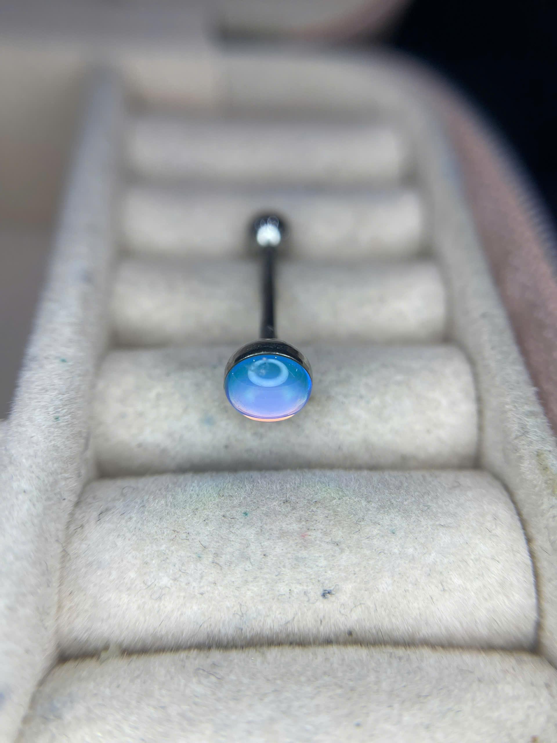 Lưỡi đá loang màu xanh ánh tím._thumbnail_2