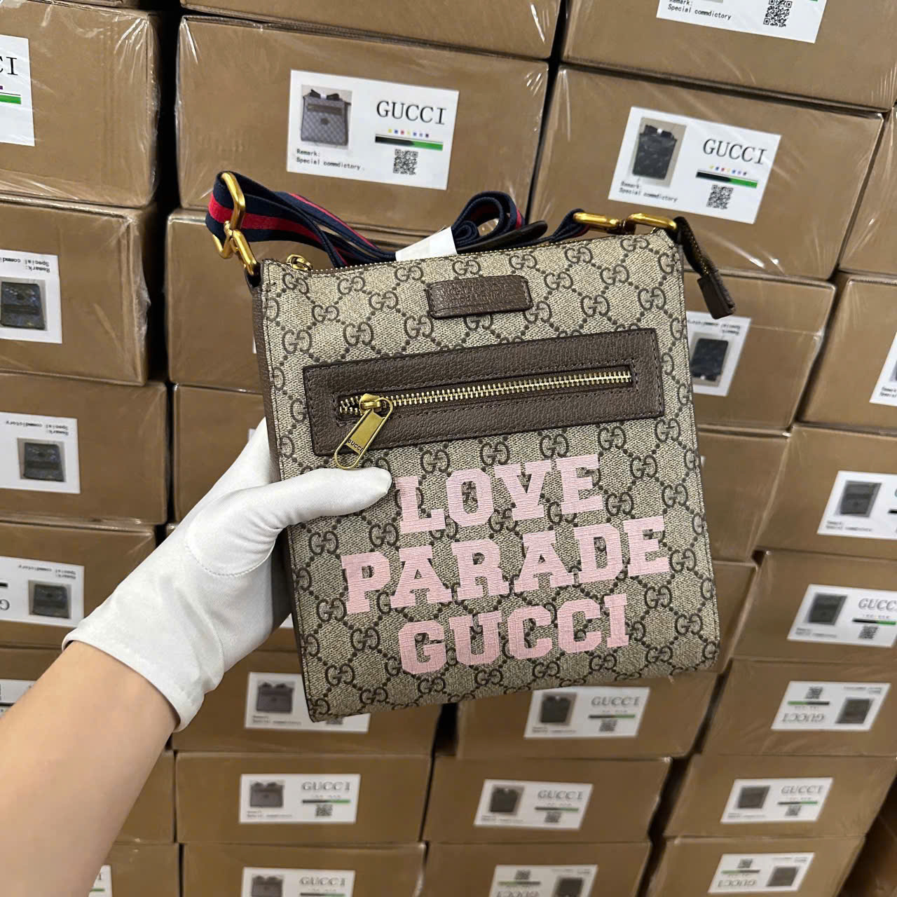 Túi đeo chéo Gucci GG Supreme chữ màu hồng