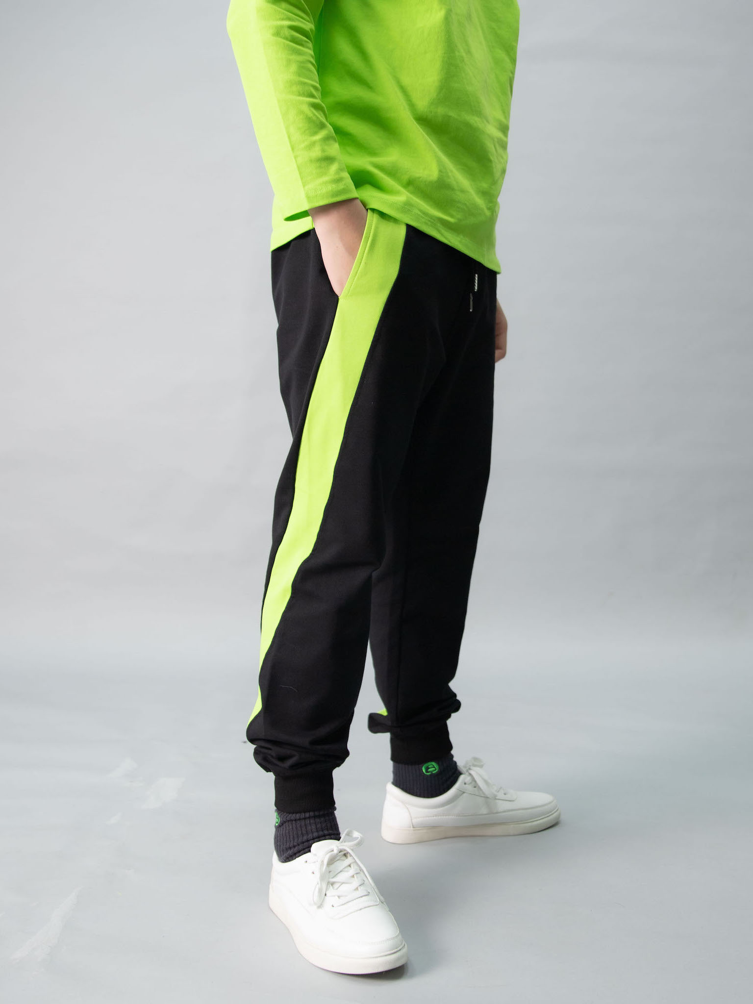 Quần nỉ đen phối neon_thumbnail_0