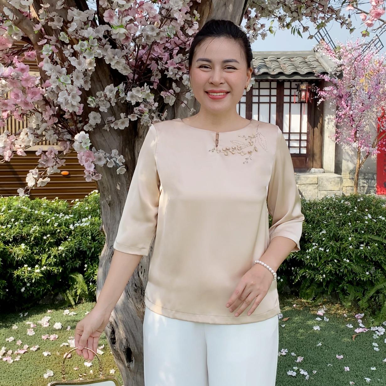 GUMOM - Áo Kiểu Trung Niên U50 U60 Cao Cấp Cổ Tròn Tay Lỡ Thêu Hoa Đính kết hoa và pha lê thủ công Sang Trọng Cho Nữ - Women Nhung Kem Xanh Nho Tua Rua Top Voi_thumbnail_6