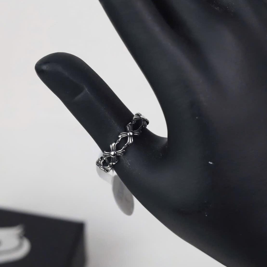 nhẫn chrome heart titan mắt xích