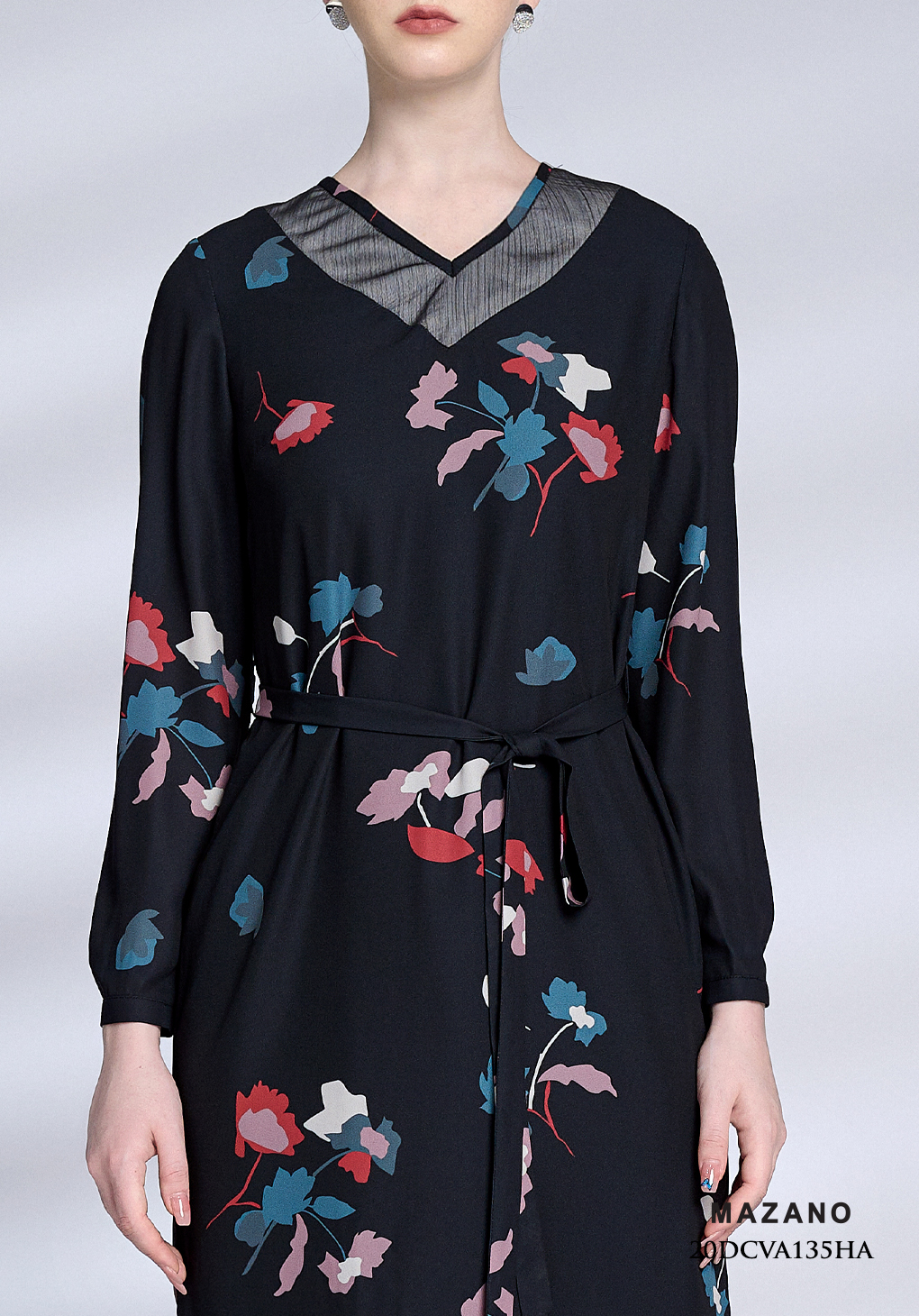 Đầm đen suông thắt đai cổ V_thumbnail_4