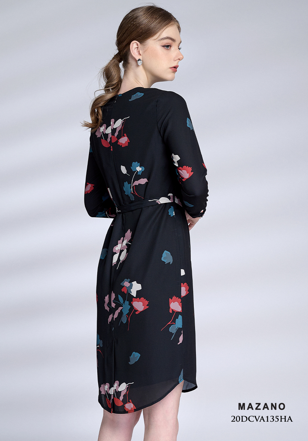 Đầm đen suông thắt đai cổ V_thumbnail_2