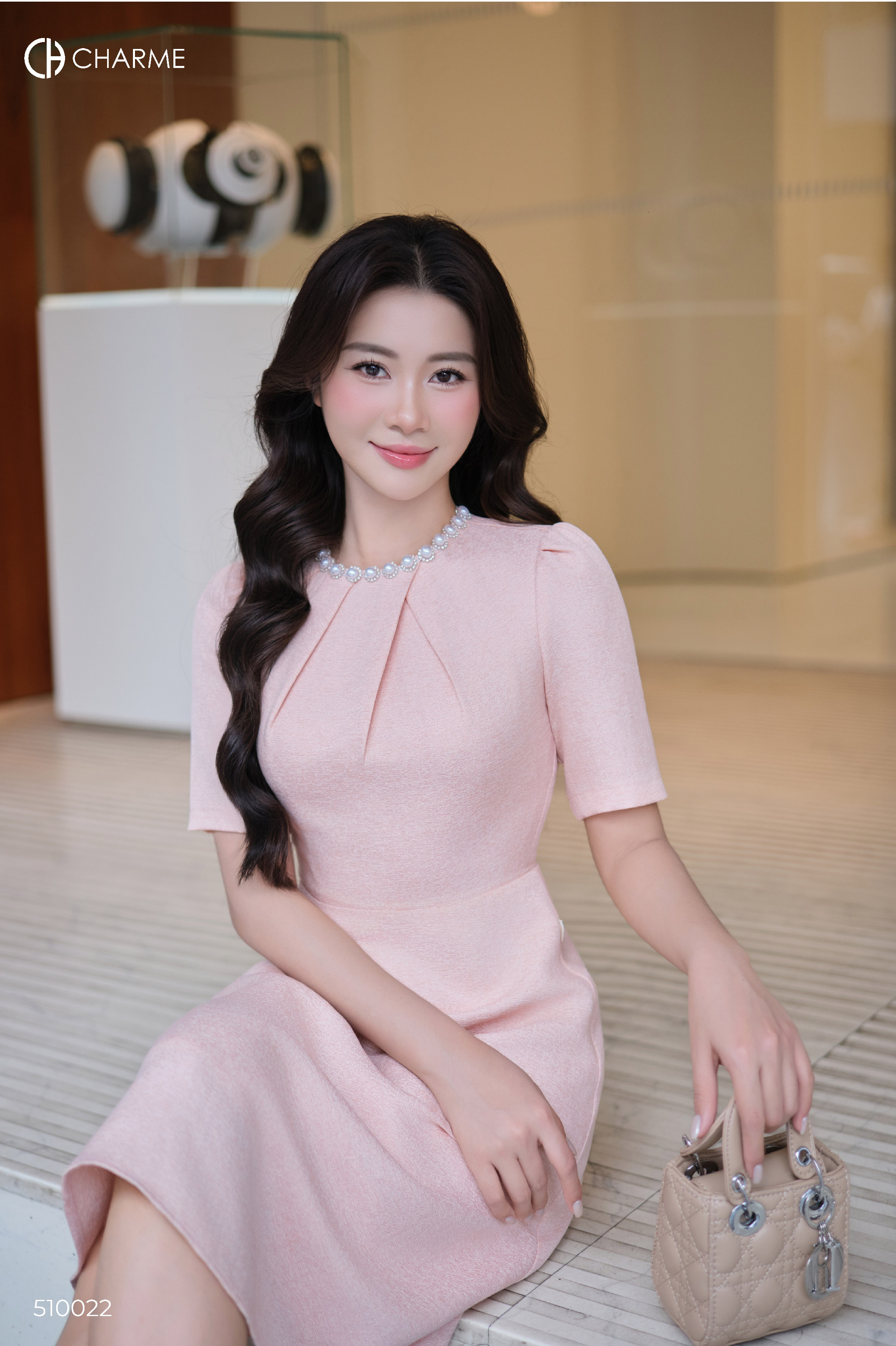 Váy cổ đính ngọc trai xếp li áo