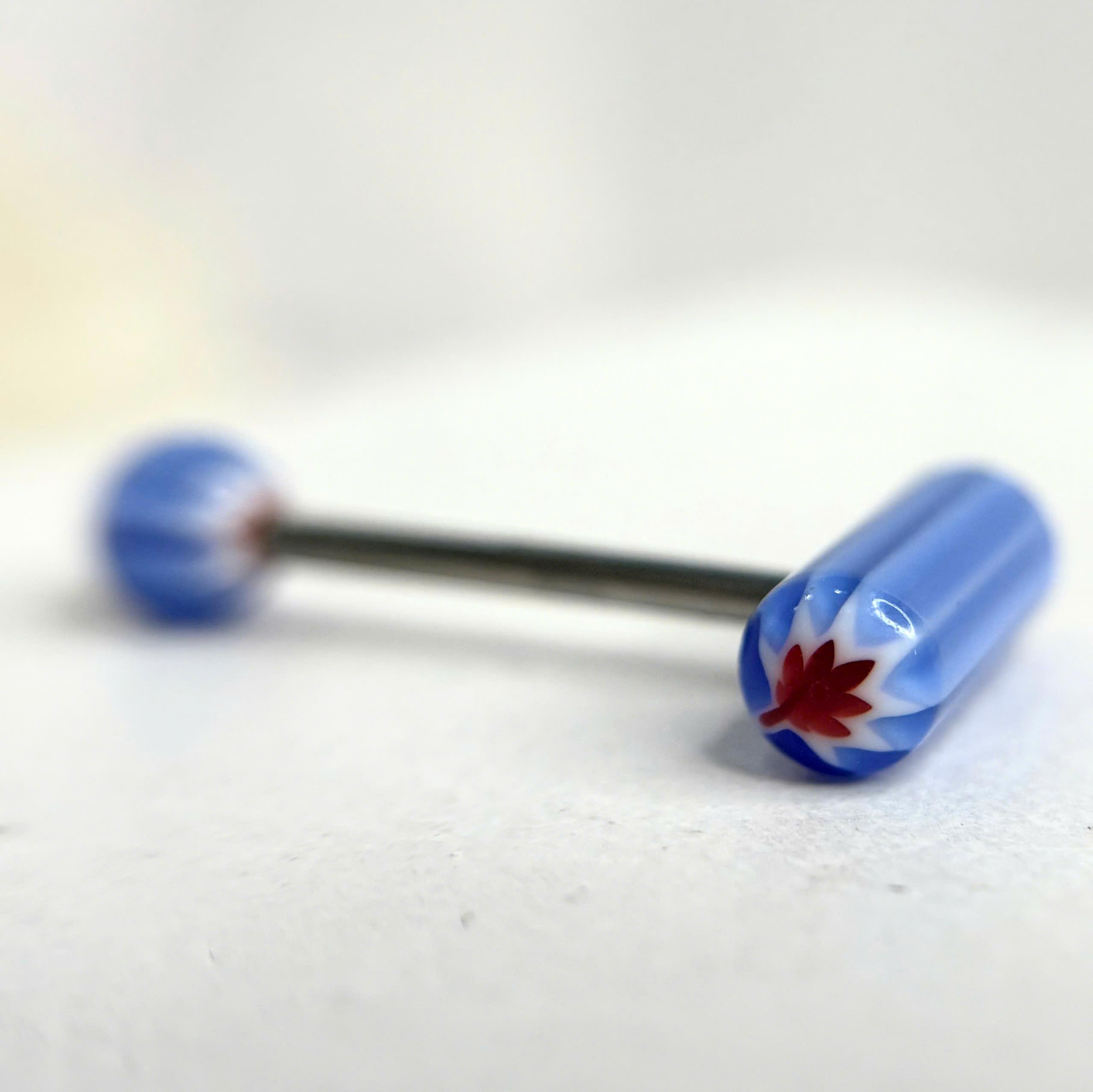 lưỡi xanh biển loang trắng lá đỏ