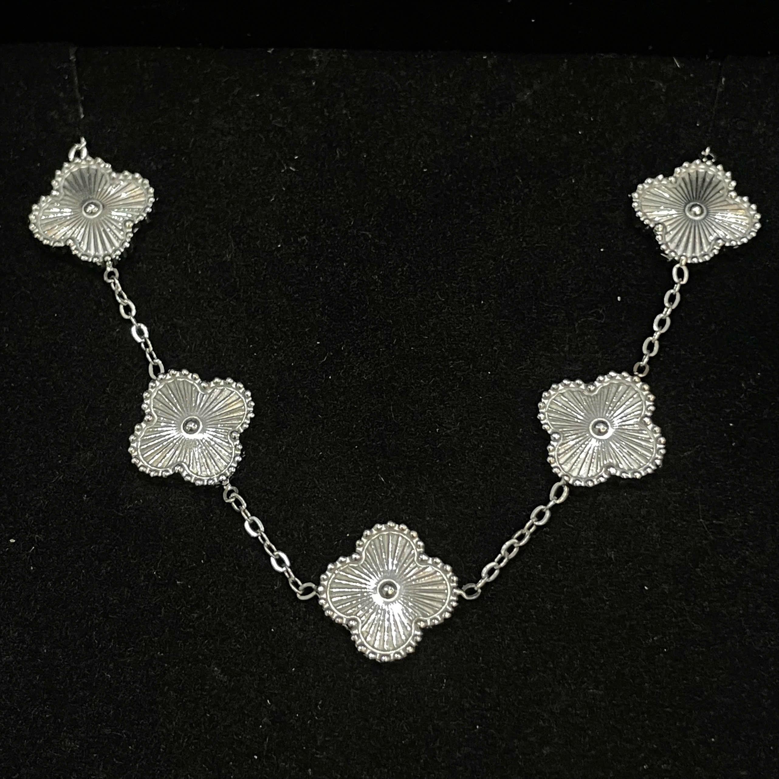 vòng tay cỏ bốn lá titan trơn màu bạc.